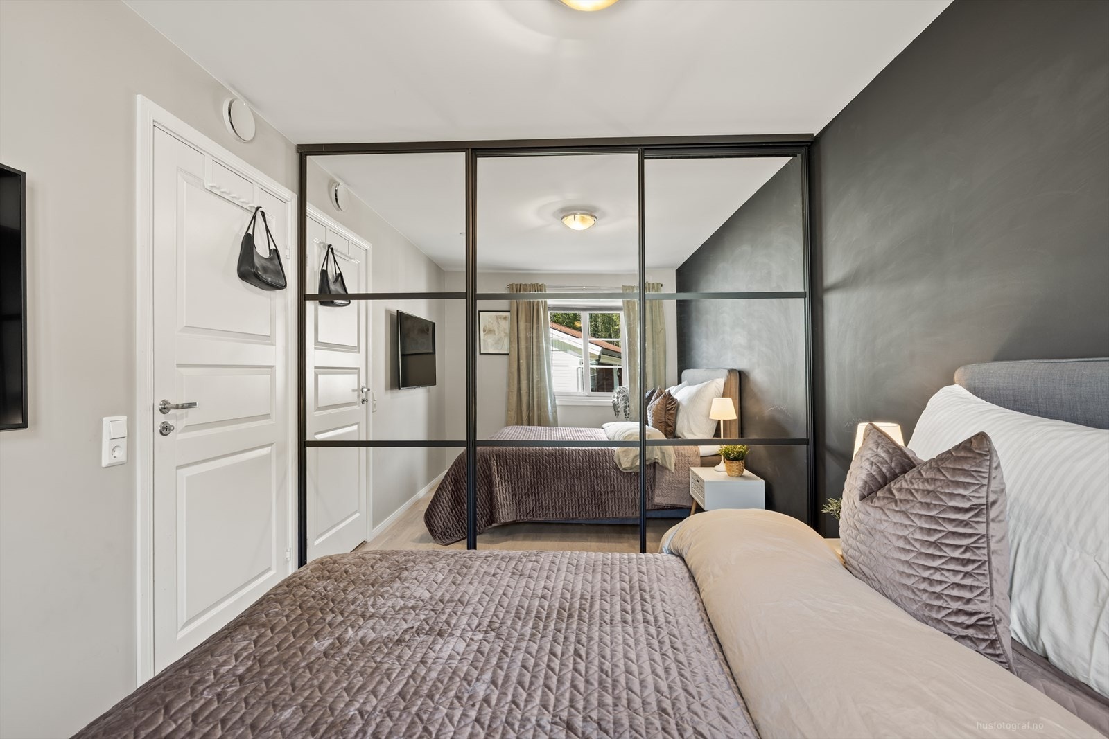 Hovedsoverommet har skyvedørsgarderobe. Galleribilde
