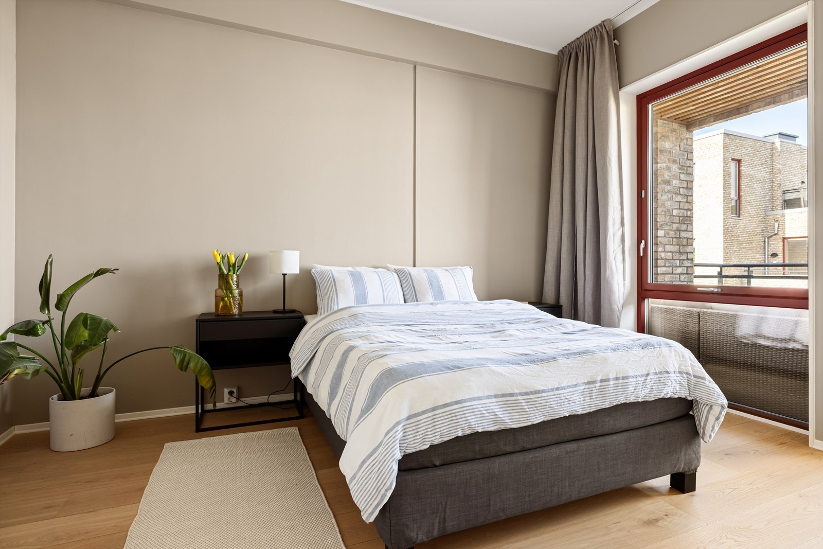 Hovedsoverommet er romslig og kan enkelt innredes med dobbeltseng og tilhørende møblement som nattbord og kommode Galleribilde