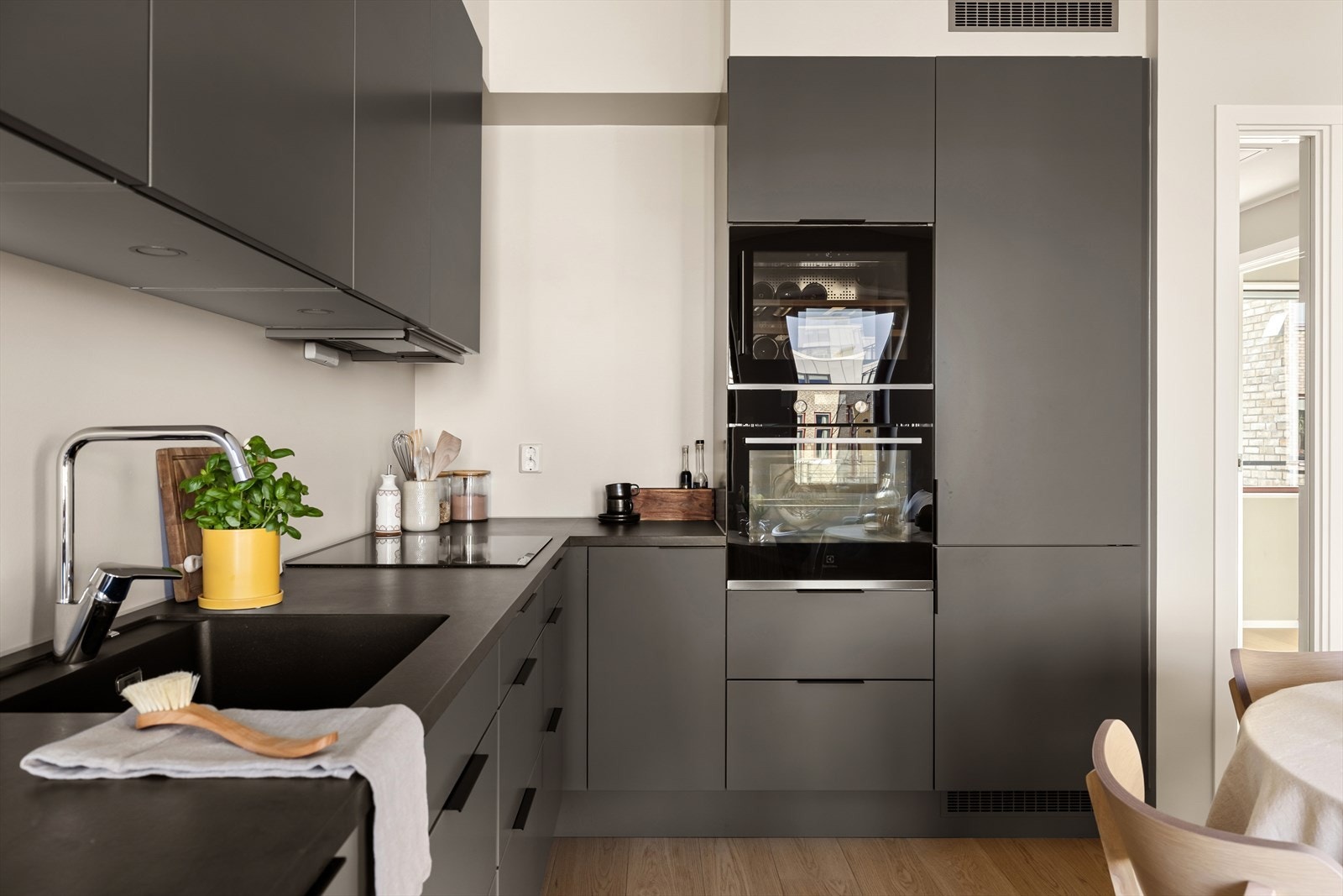 Her er det godt med både skap- og benkeplass Galleribilde