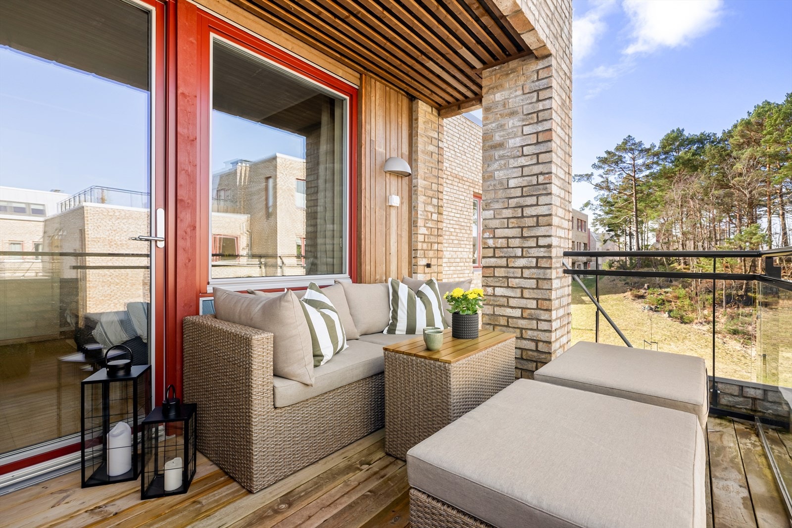 Balkongen måler 7 m² og er delvis overbygget, slik at den også kan benyttes på gråværsdager Galleribilde