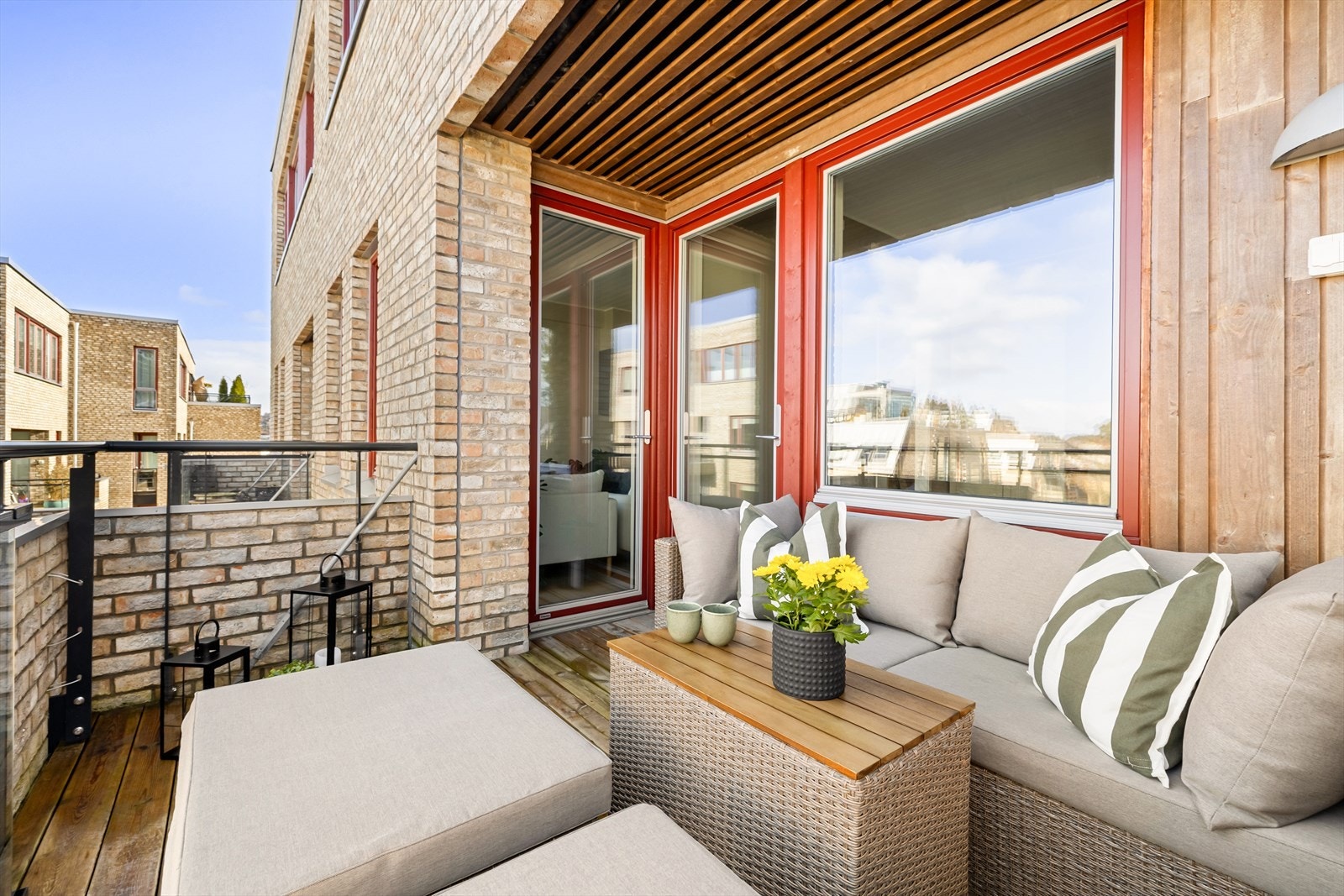 Fra stuen er det utgang til leilighetens balkong Galleribilde