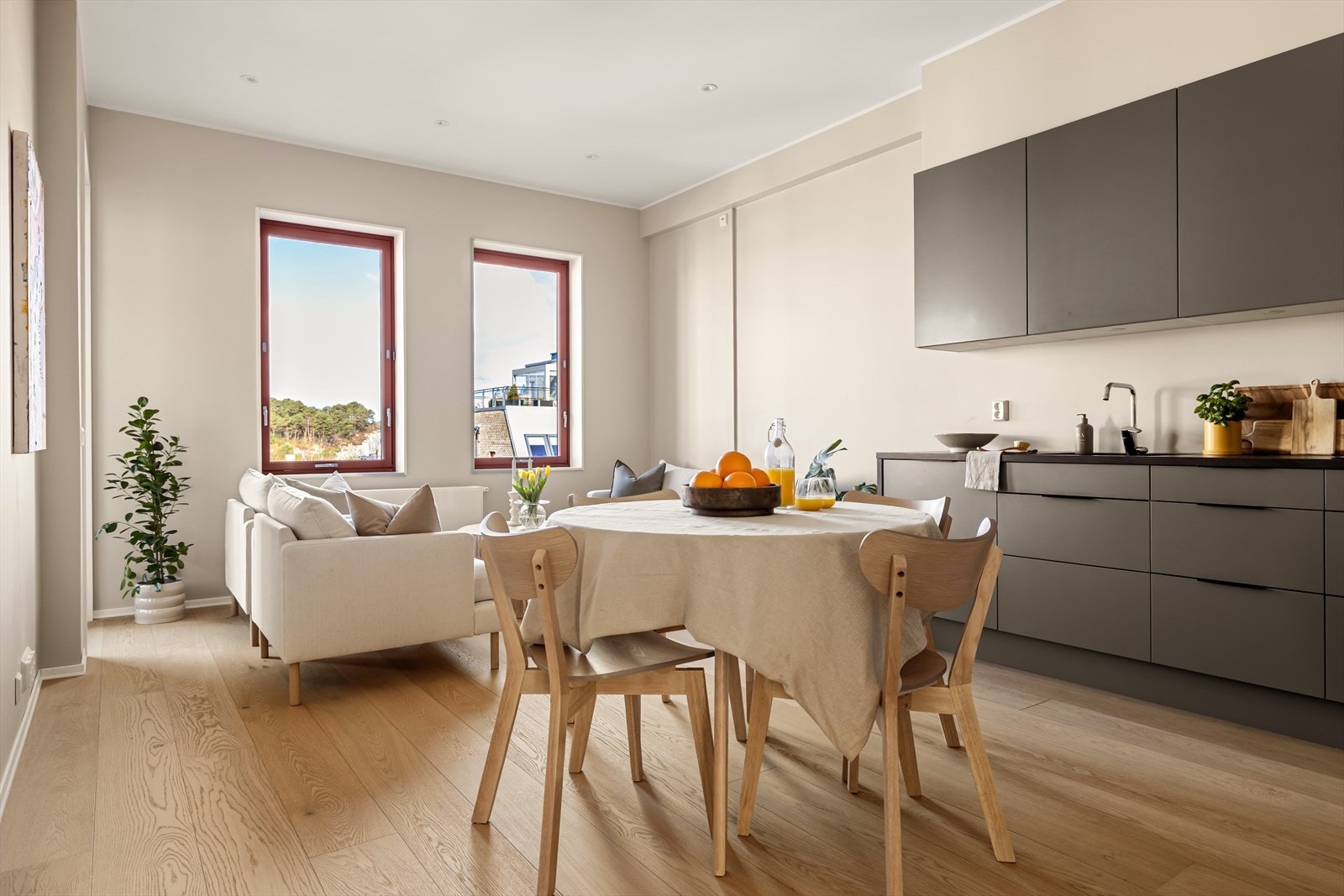 Her er det plass til både sitte- og spisegruppe Galleribilde