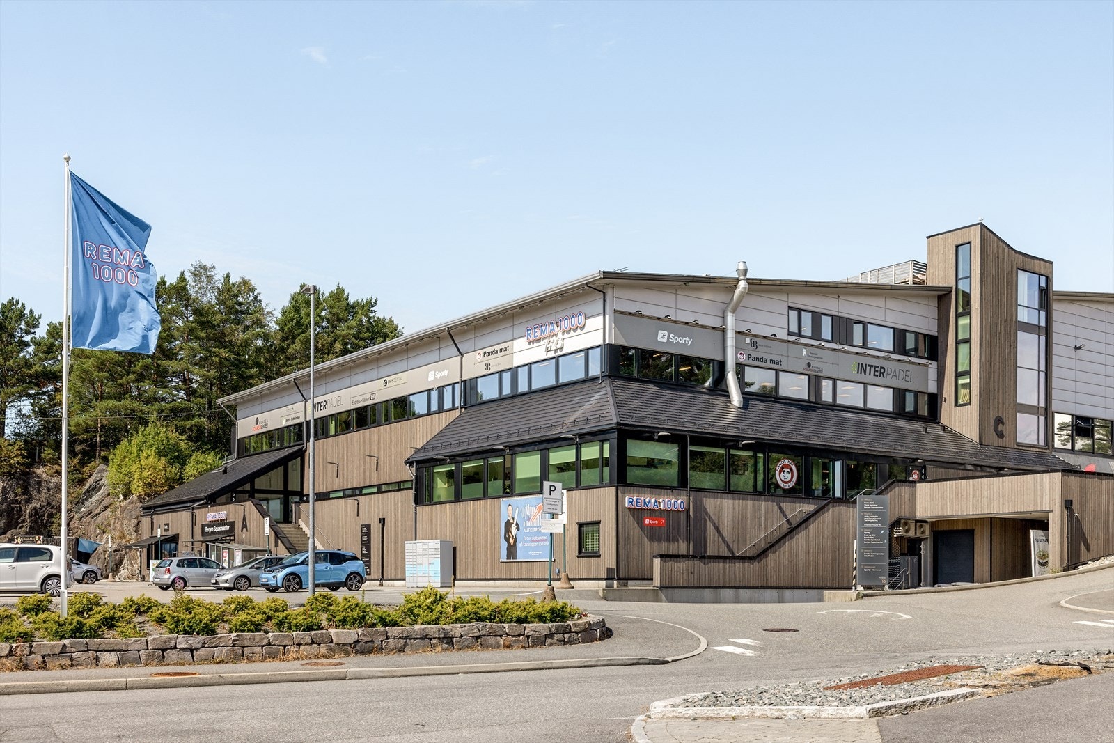 Til Rema 1000 og Kiwi tar turen i underkant av 10 minutter til fots. Her er også padel- og squashsenter. Galleribilde