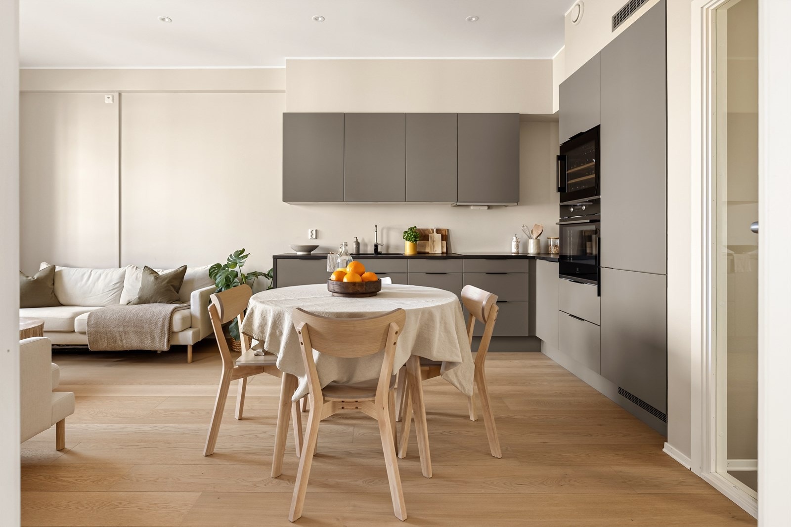 Leiligheten er oppgradert fra standardleveranse med blant annet spotter i stue og kjøkken Galleribilde