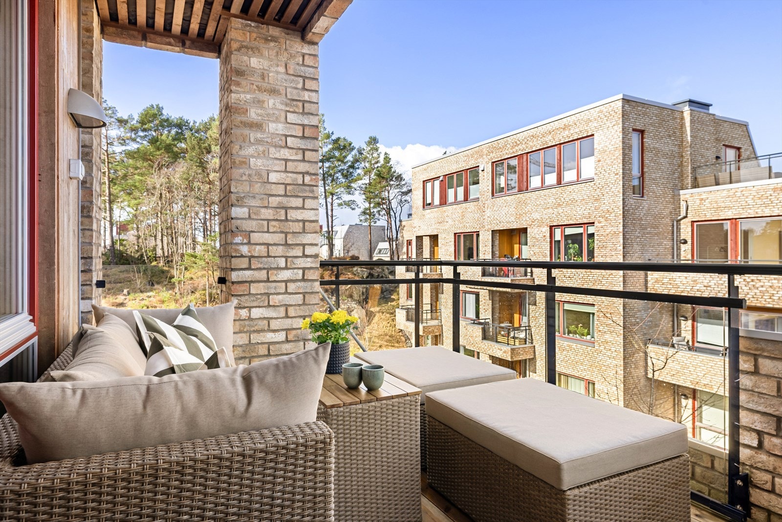 Her er det plass til utemøbler, elektrisk grill og hyggelig beplantning Galleribilde