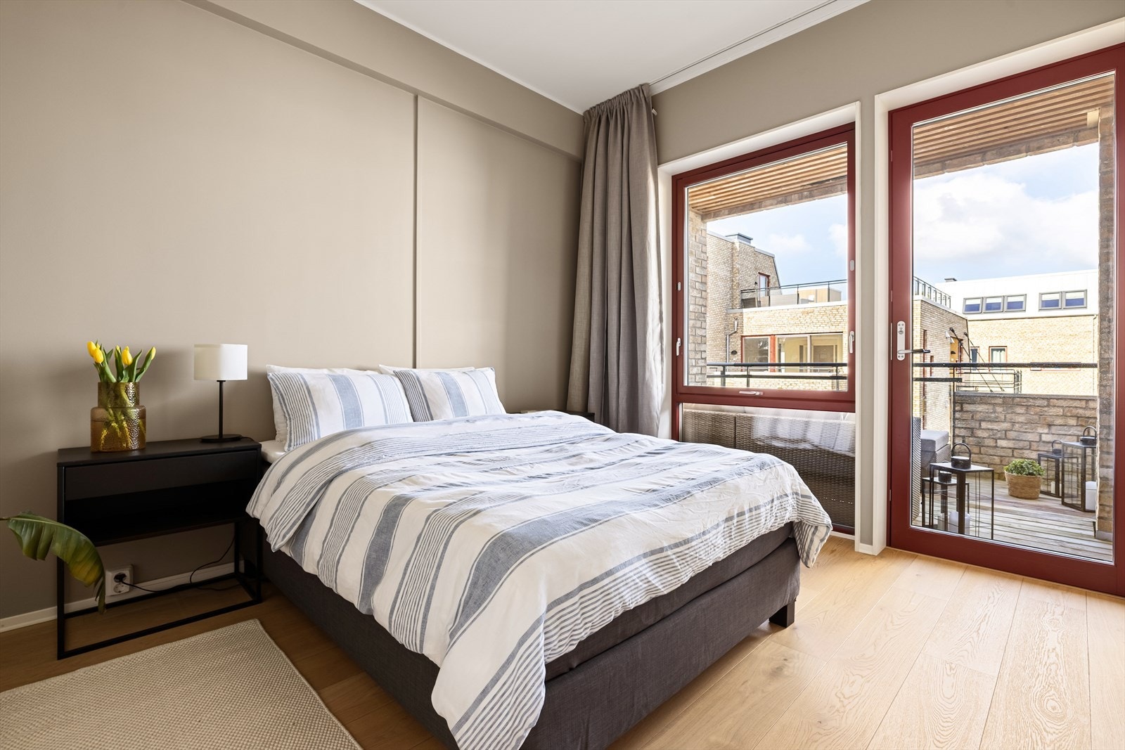 Fra balkongen er det også inngang til leilighetens hovedsoverom Galleribilde