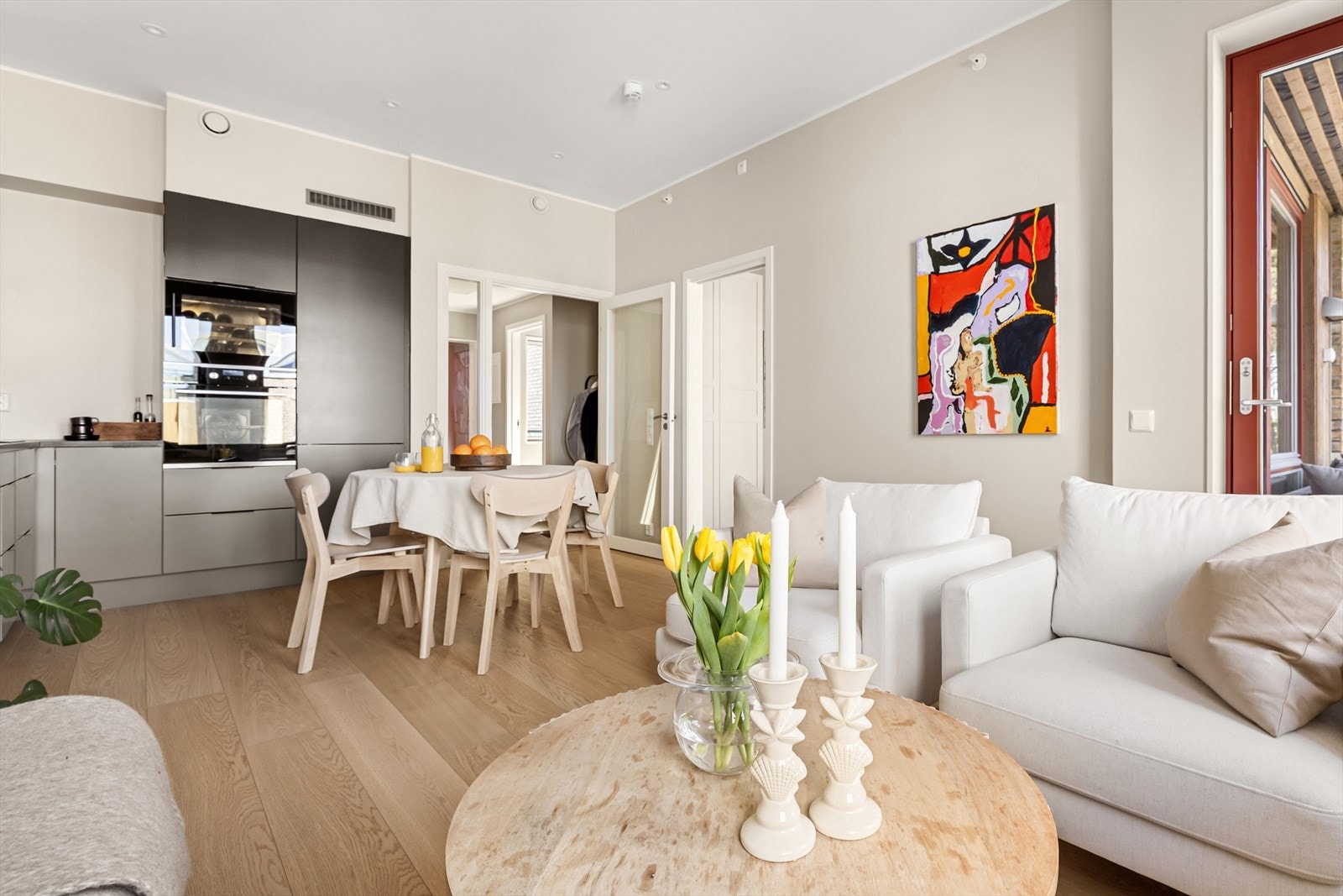 Leiligheten har en åpen stue- og kjøkkenløsning som gir god utnyttelse av arealet Galleribilde