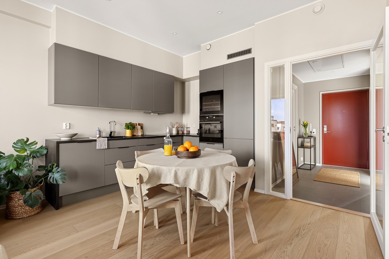 Kjøkkenet er fra HTH og har innredning med slette fronter og laminat benkeplate Galleribilde