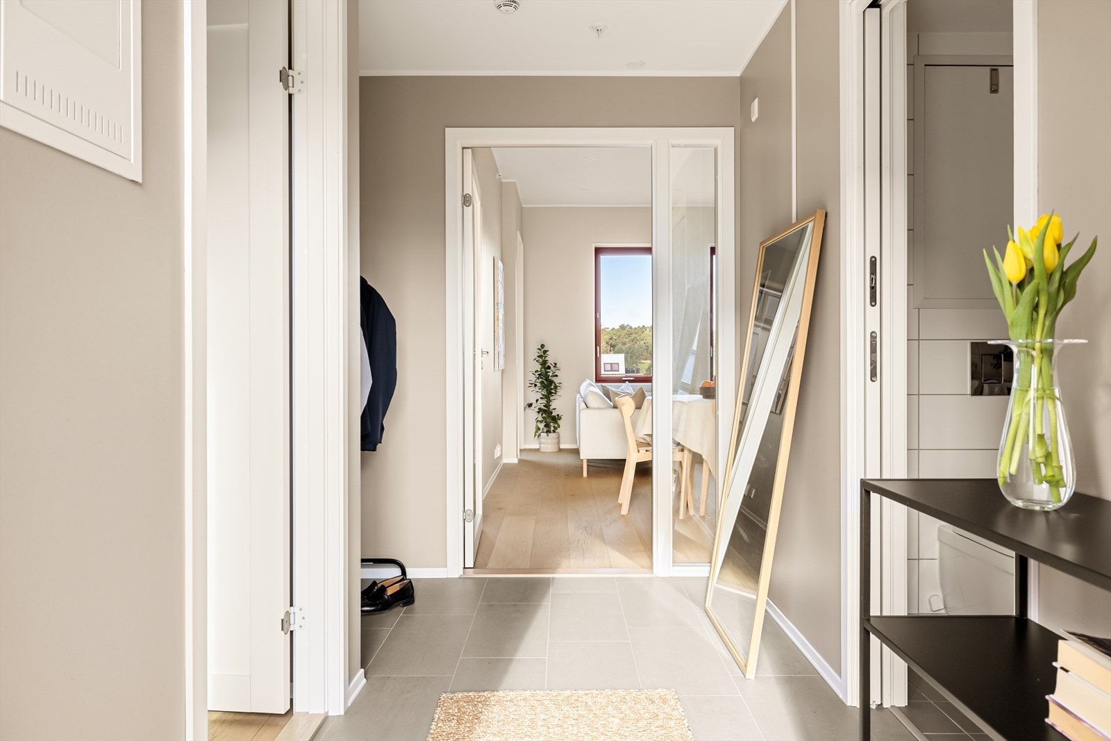 I gangen er det god plass til å henge av seg yttertøy og sette fra seg sko. For ytterligere oppbevaring disponerer leiligheten en ekstern bod på 5 m² i byggets underetasje. Galleribilde