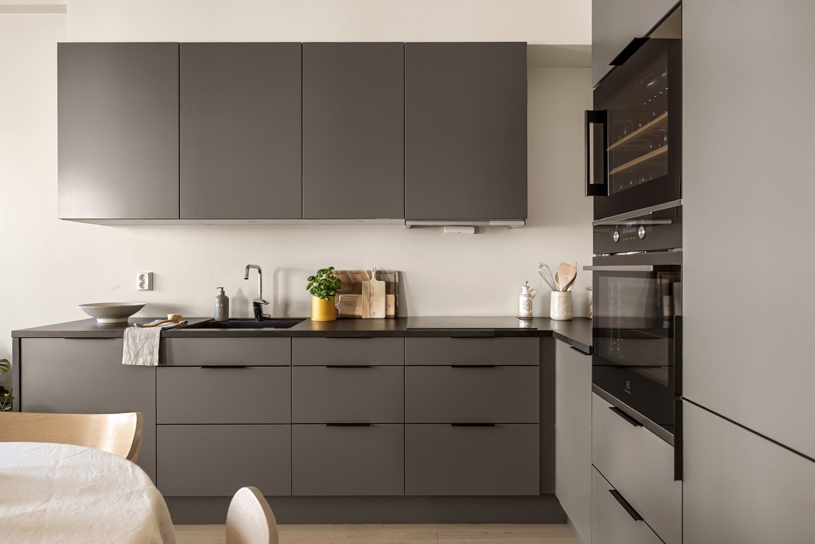 Av integrerte hvitevarer medfølger stekeovn, platetopp, oppvaskmaskin, ventilator, kjøle- og fryseskap samt vinskap Galleribilde