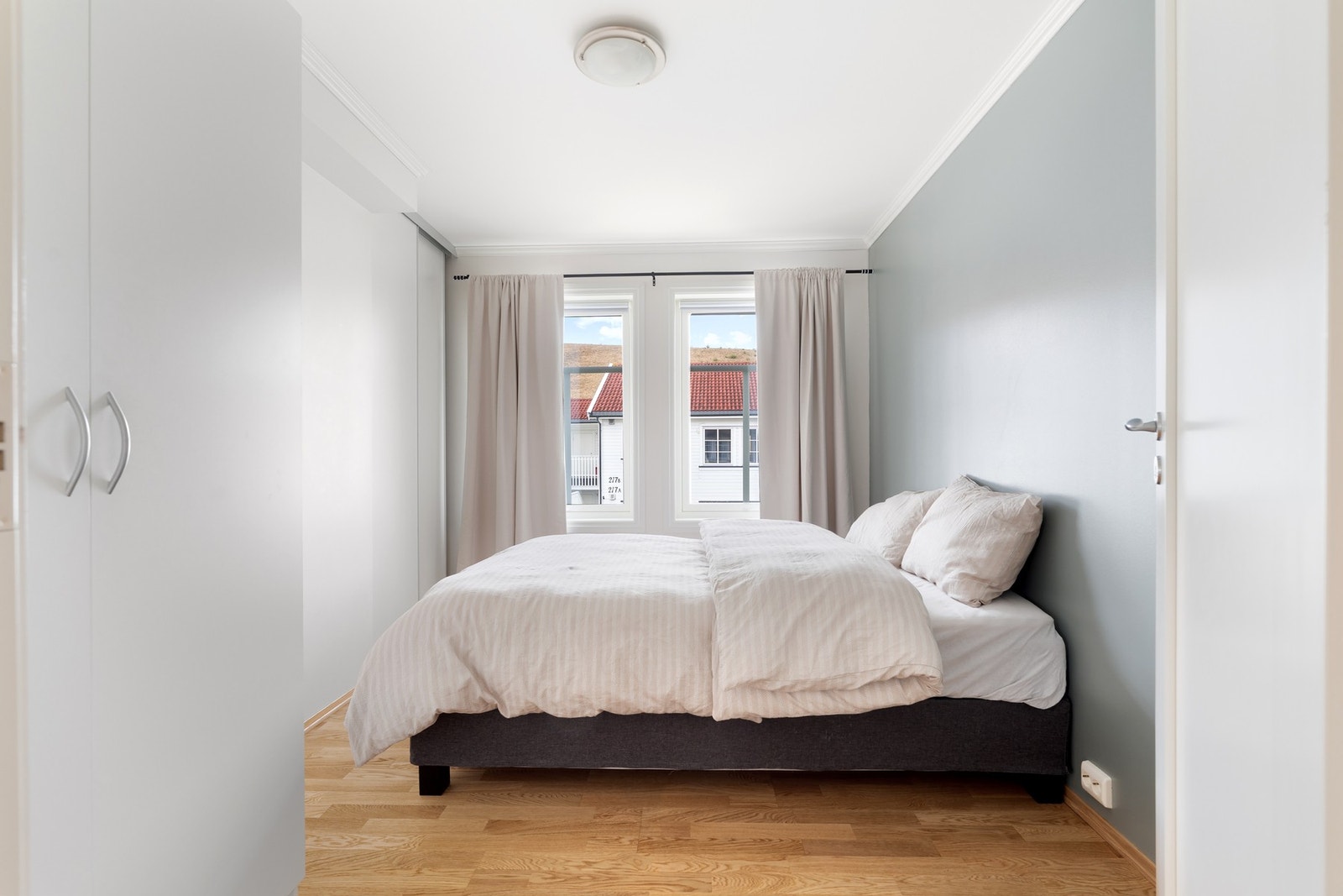Soverom med plass til nattbord og garderobeløsning. Galleribilde