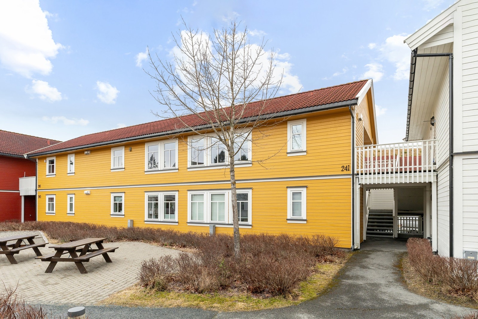Fra Okstad og Kroppanmarka er det enkelt å komme seg til de aller fleste Høyskoler og Universitet. Direktebuss til både NTNU, handelshøyskolen og sentrum med hyppige avganger. Galleribilde