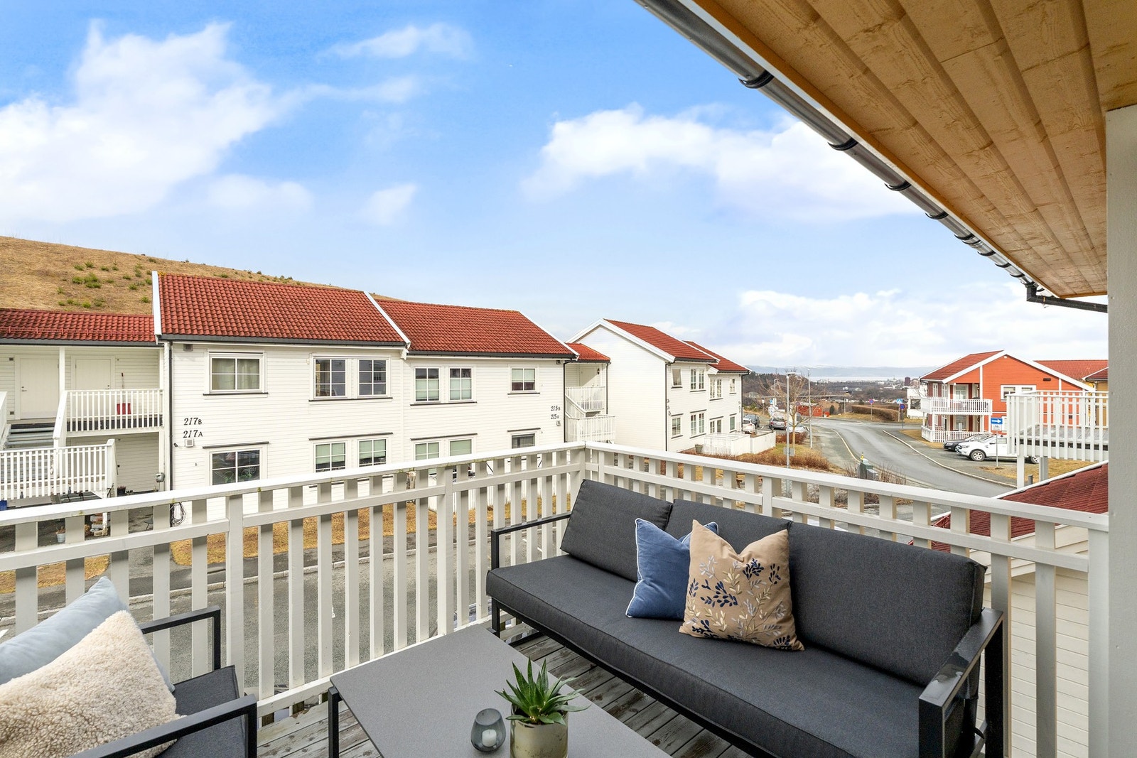 Verandaen er vest-vendt og byr på gode solforhold. Galleribilde