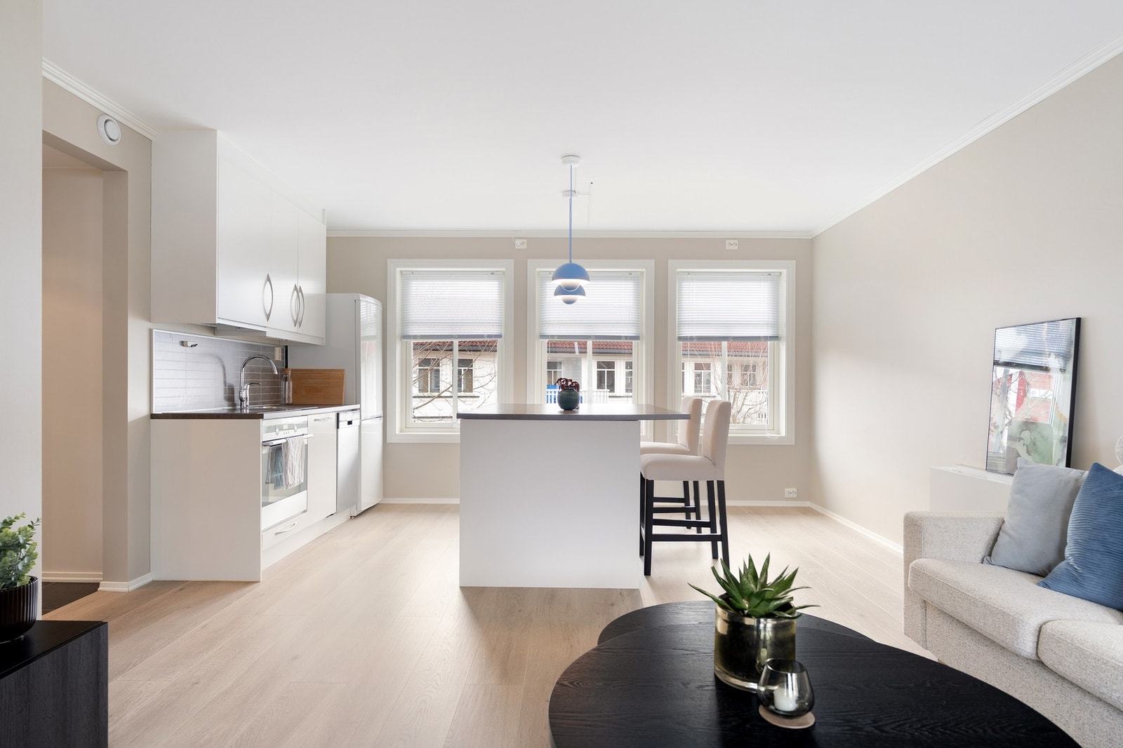 Store vindusflater som slipper inn rikelig med naturlig lys i leiligheten. Galleribilde