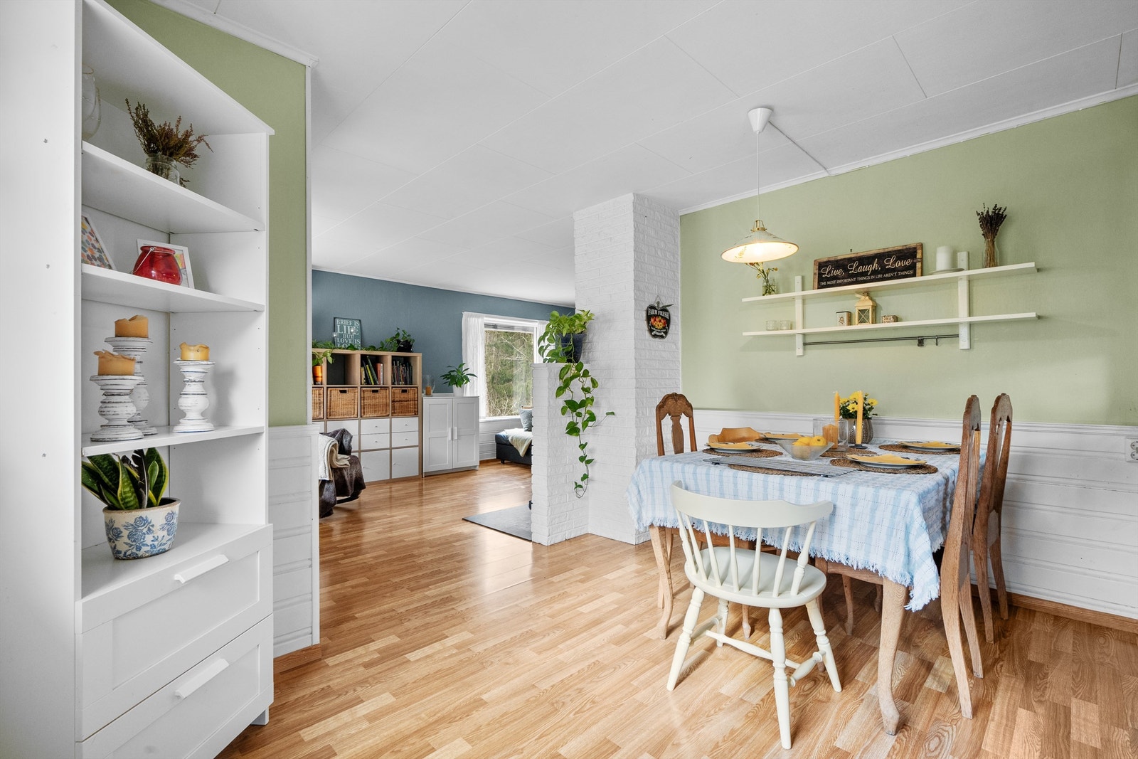 Spisestue - plass til spisebord hvor hele familien kan samles til en hyggelig middag Galleribilde