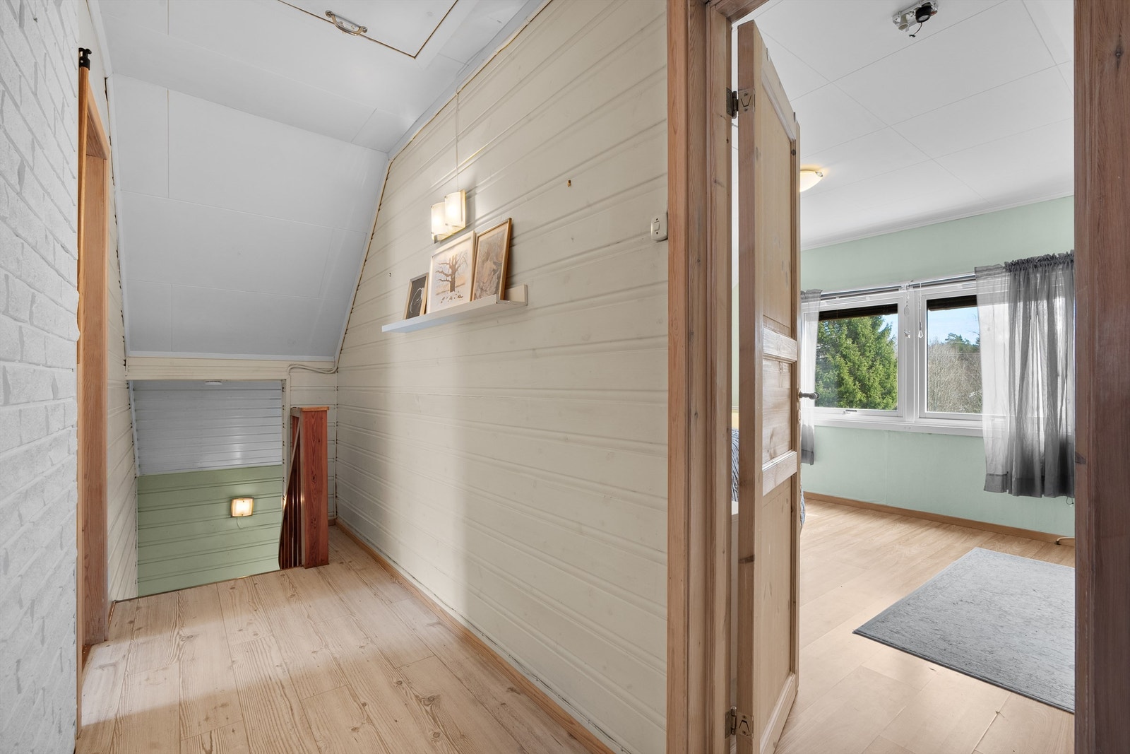 Gang - etasjen består av 3 soverom, samt adkomst til loft Galleribilde