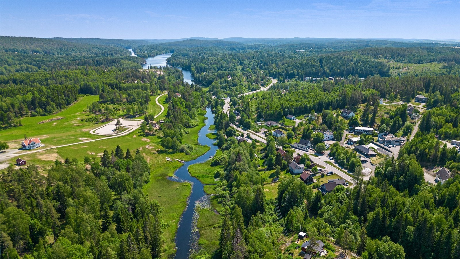 Fra boligen kan man padle ut i vannet "Langen" Galleribilde