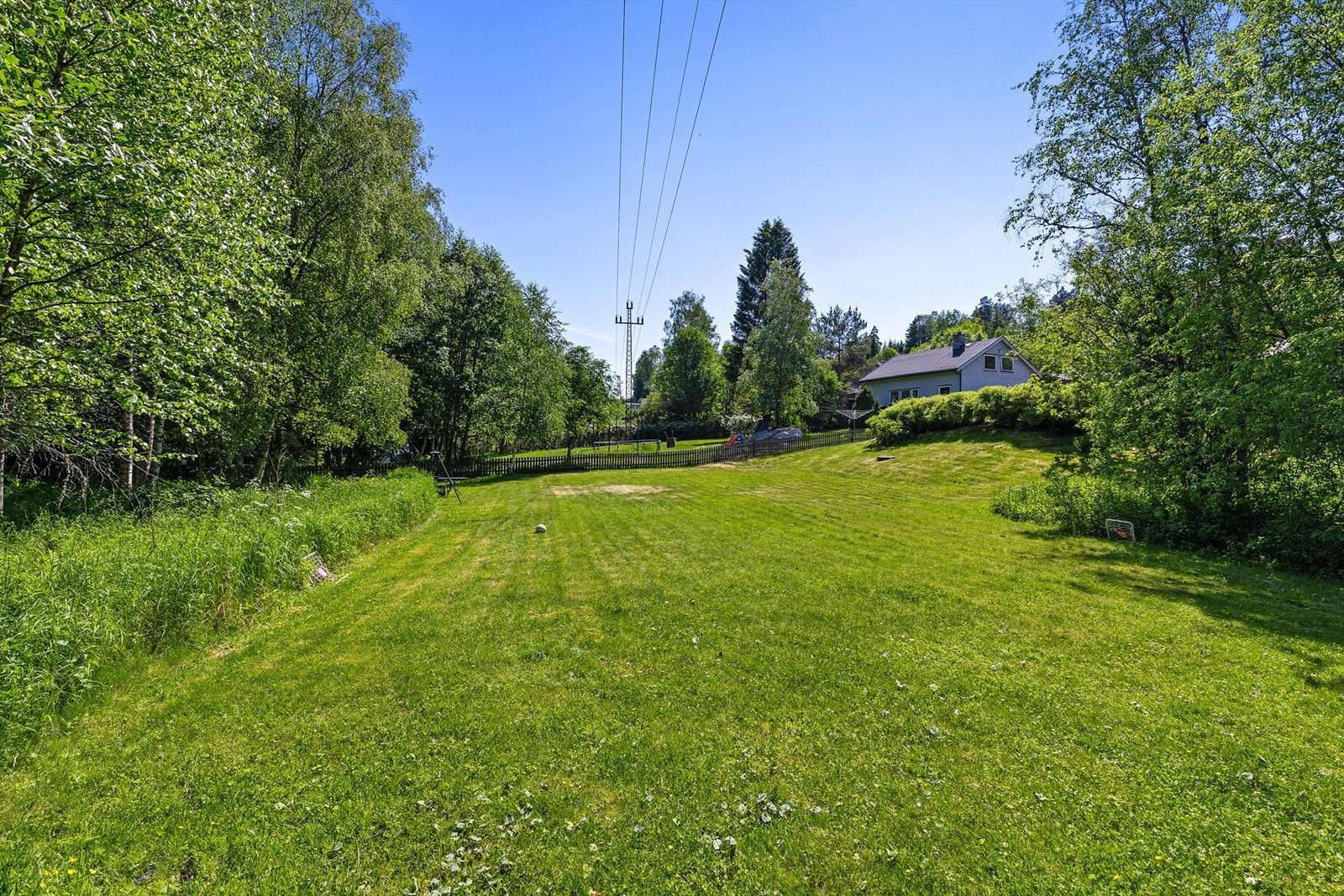 Uteområde - plass til både trampoline, fotballmål og diverse leker Galleribilde