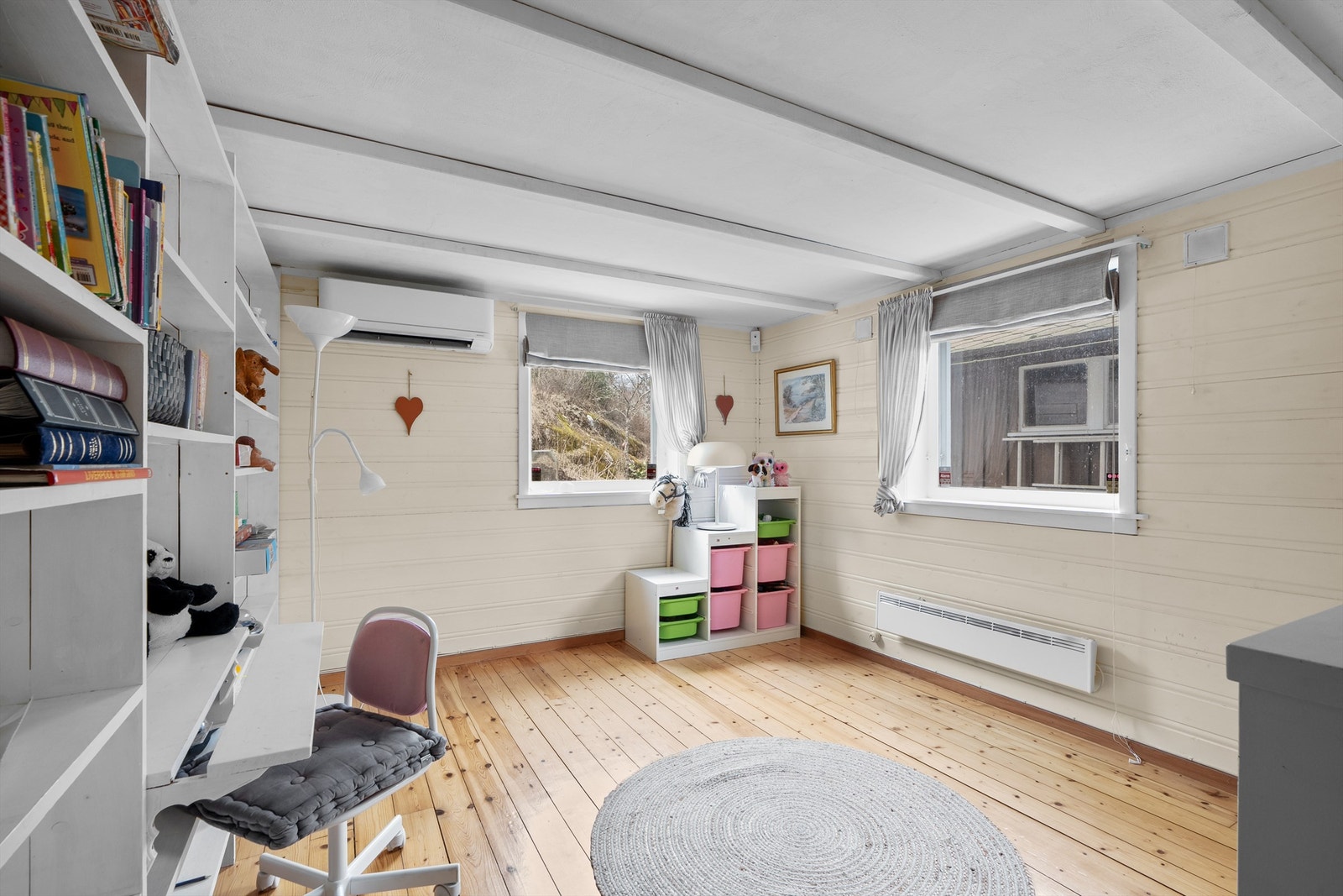 Kjellerstue - kjellerstue som egner seg perfekt til hjemmekino, lek, hobby eller avslapning med plass til både sitte- og oppbevaringsløsninger Galleribilde