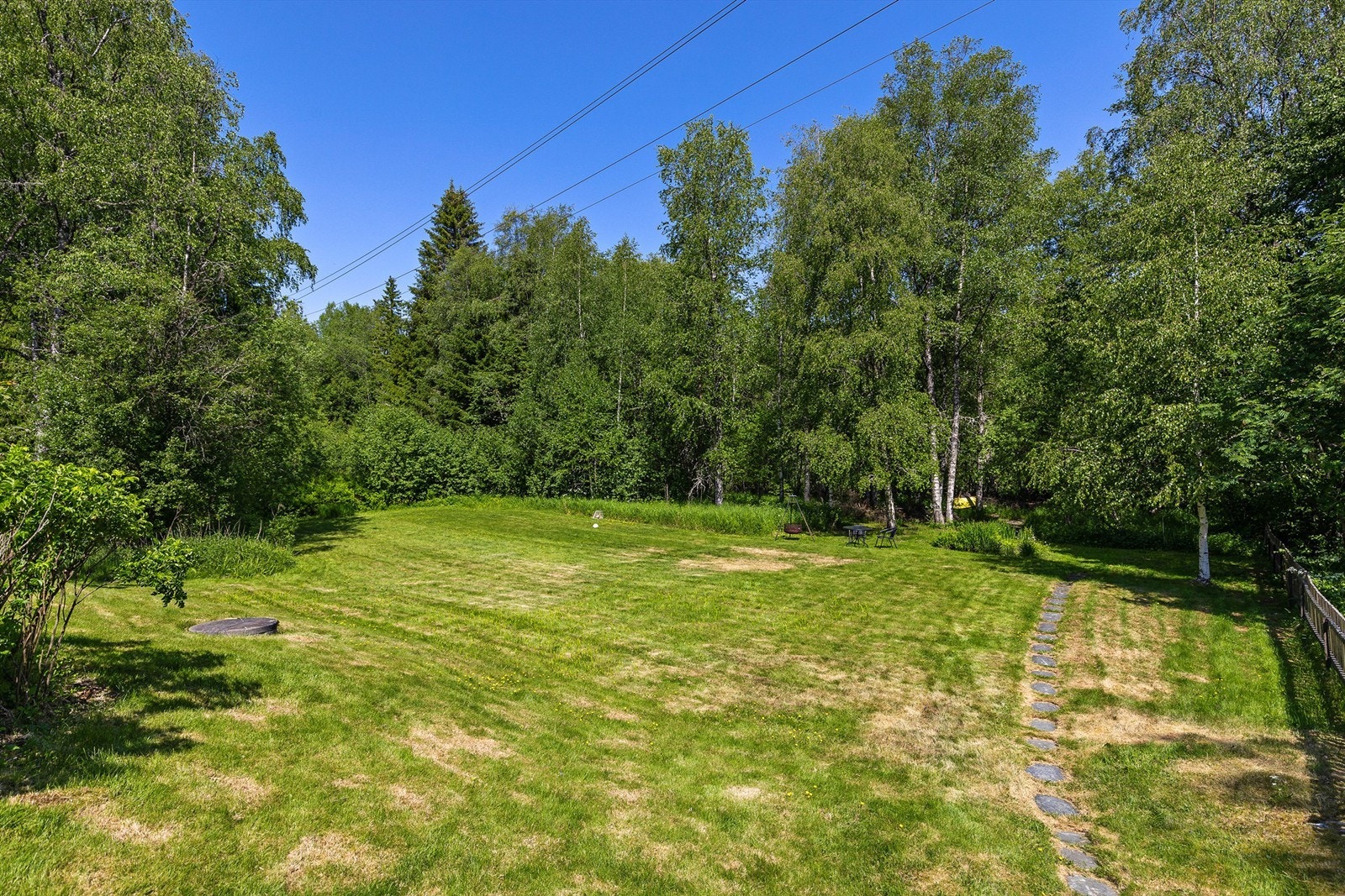 Uteområde - tilleggstomten som grenser til eiendommen har strandlinje og brygge - stor og flat tomt hvor barn kan leke i trygge omgivelser Galleribilde