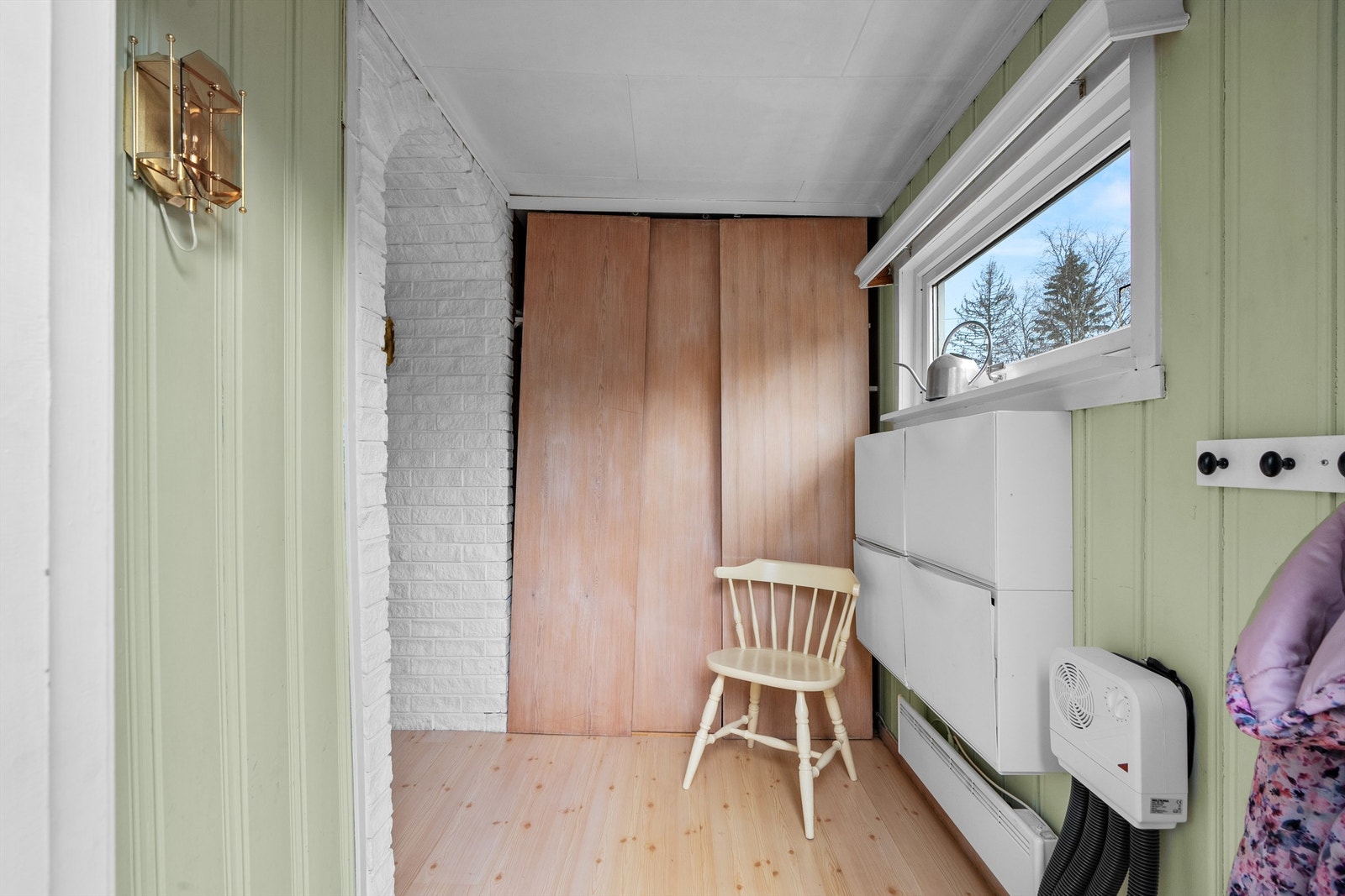 Entré - romslig entré med skyvedørsgarderobe - Det foreligger ikke ferdigattest eller midlertidig brukstillatelse for dette tilbygget. Det finnes av den grunn ikke dokumentasjon på lovlighet. Galleribilde