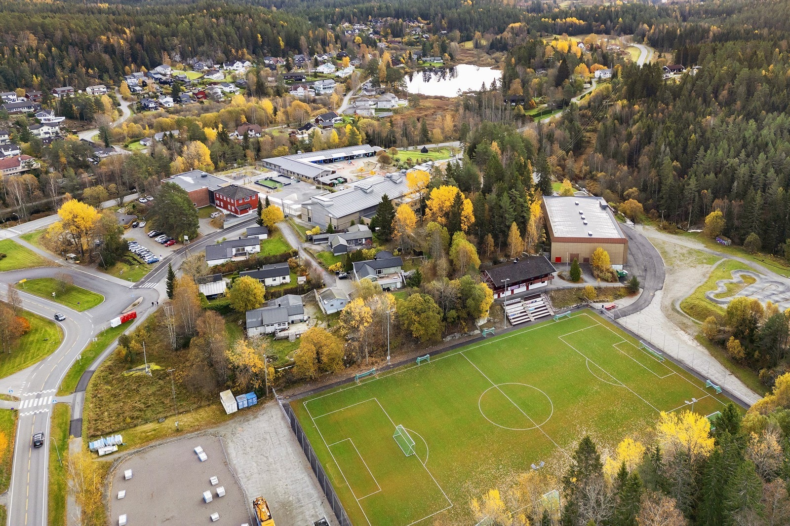 Siggerud IL tilbyr et bredt spekter av aktiviteter. Ved skolen ligger et moderne idrettsanlegg med ballbaner og idrettshall. Galleribilde