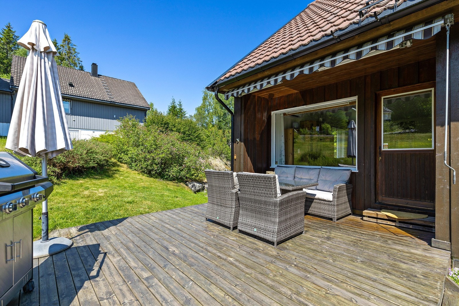 Terrasse - delvis overbygget terrasse med markise på ca. 22 kvm - flotte solforhold Galleribilde
