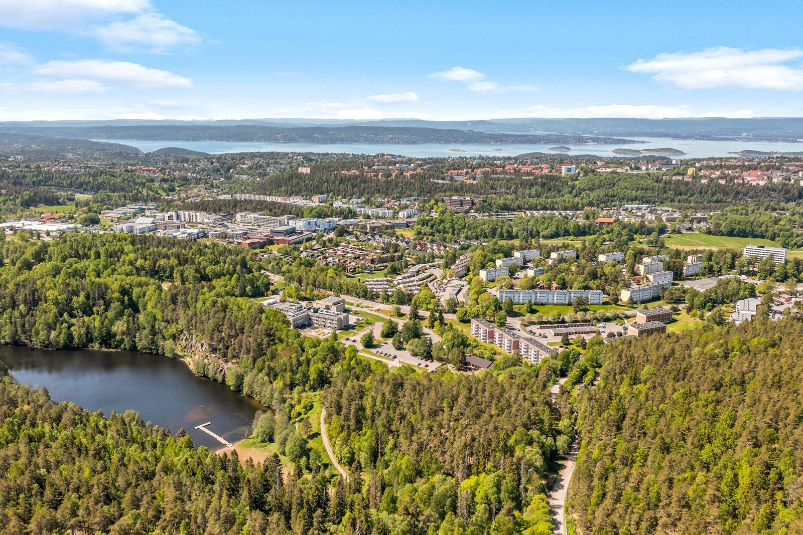 Attraktivt og familievennlig område, med gangavstand til skoler, barnehager, offentlig kommunikasjon, flotte rekreasjonsområder og gode servicetilbud. Galleribilde