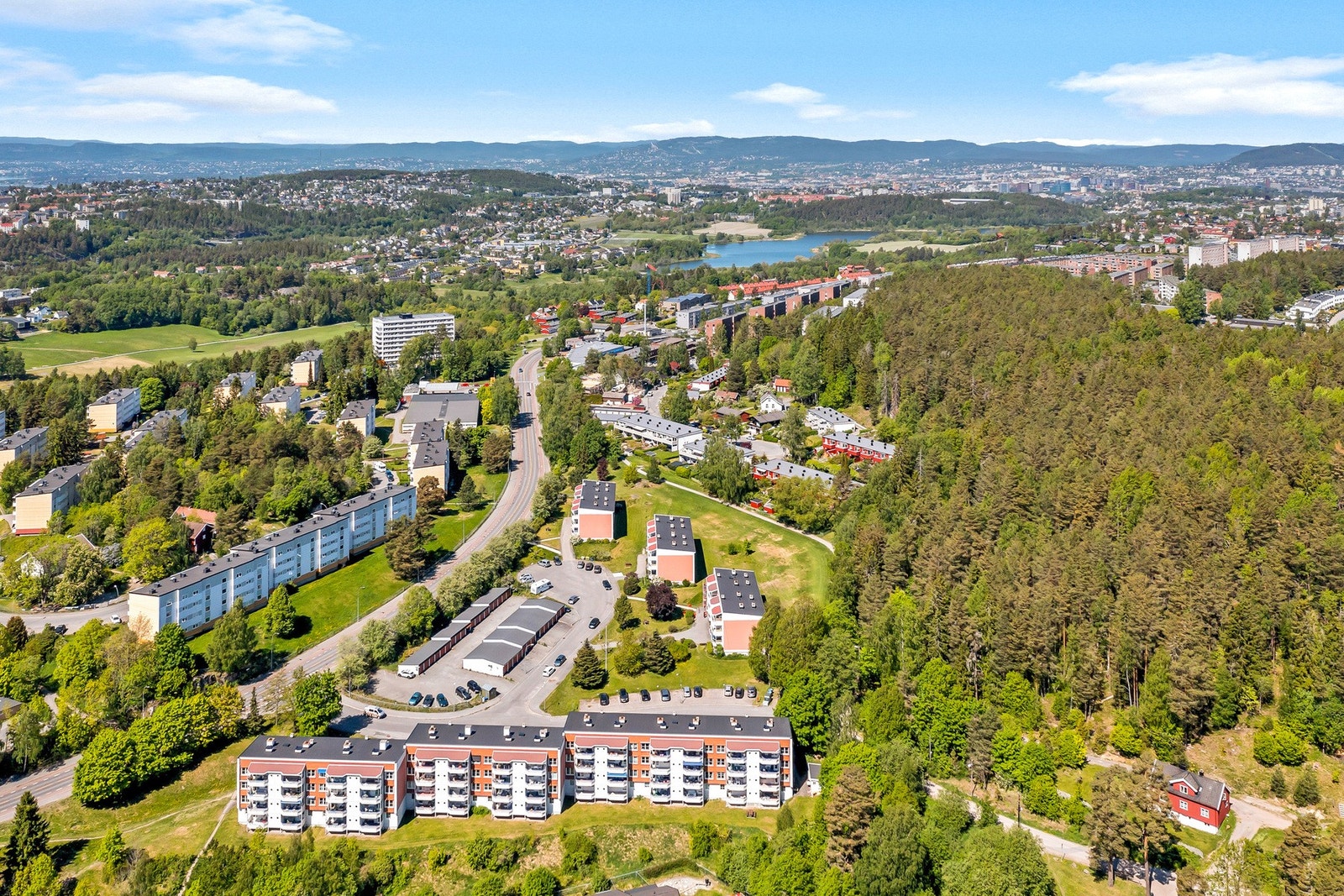 Her bor du med Østmarka som nærmeste nabo - en unik mulighet til å kombinere en praktisk hverdag med umiddelbar tilgang til natur og friluftsliv. Galleribilde