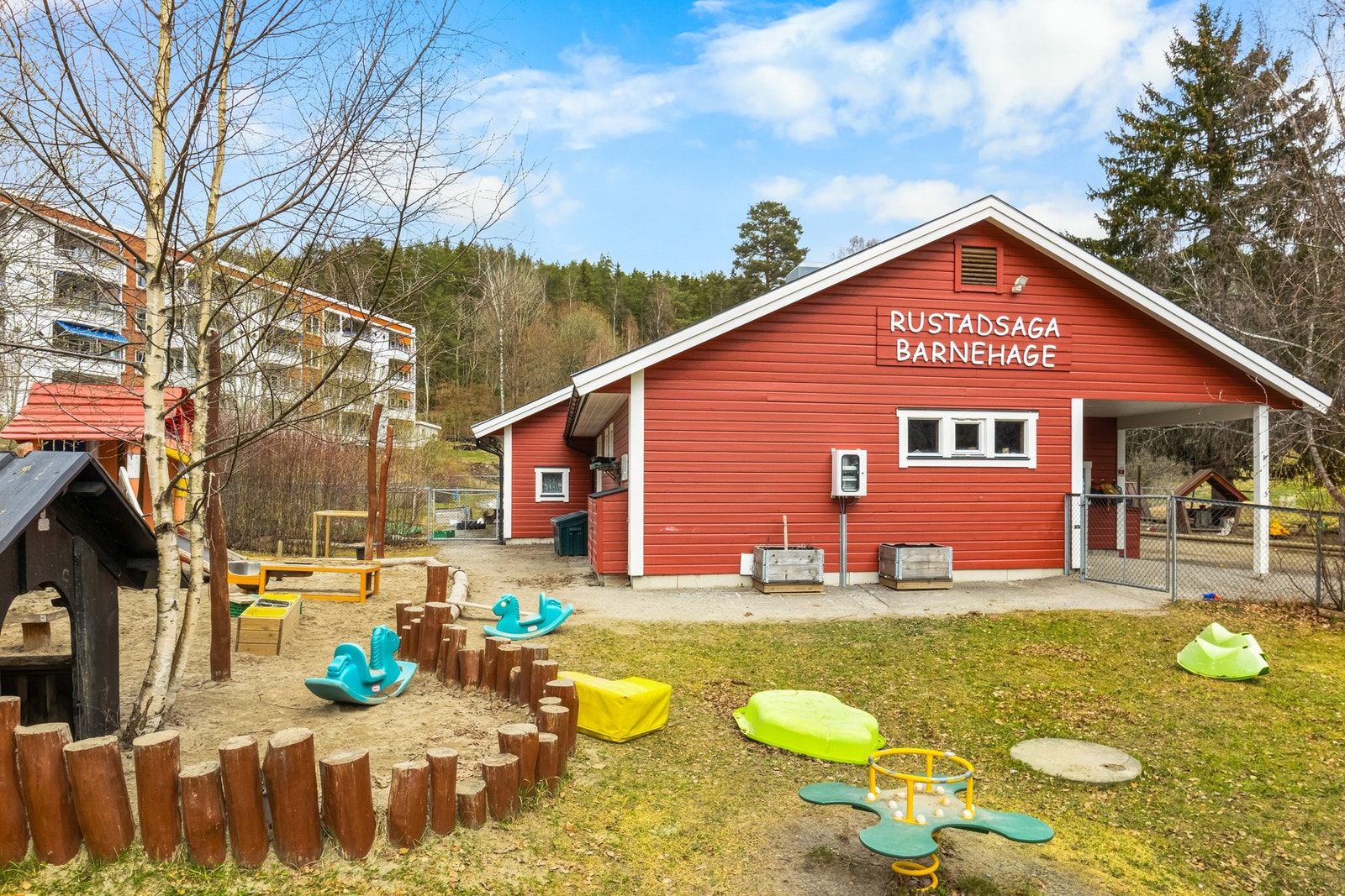 Rustadsaga barnehage ligger bare en kort spasertur unna. Galleribilde