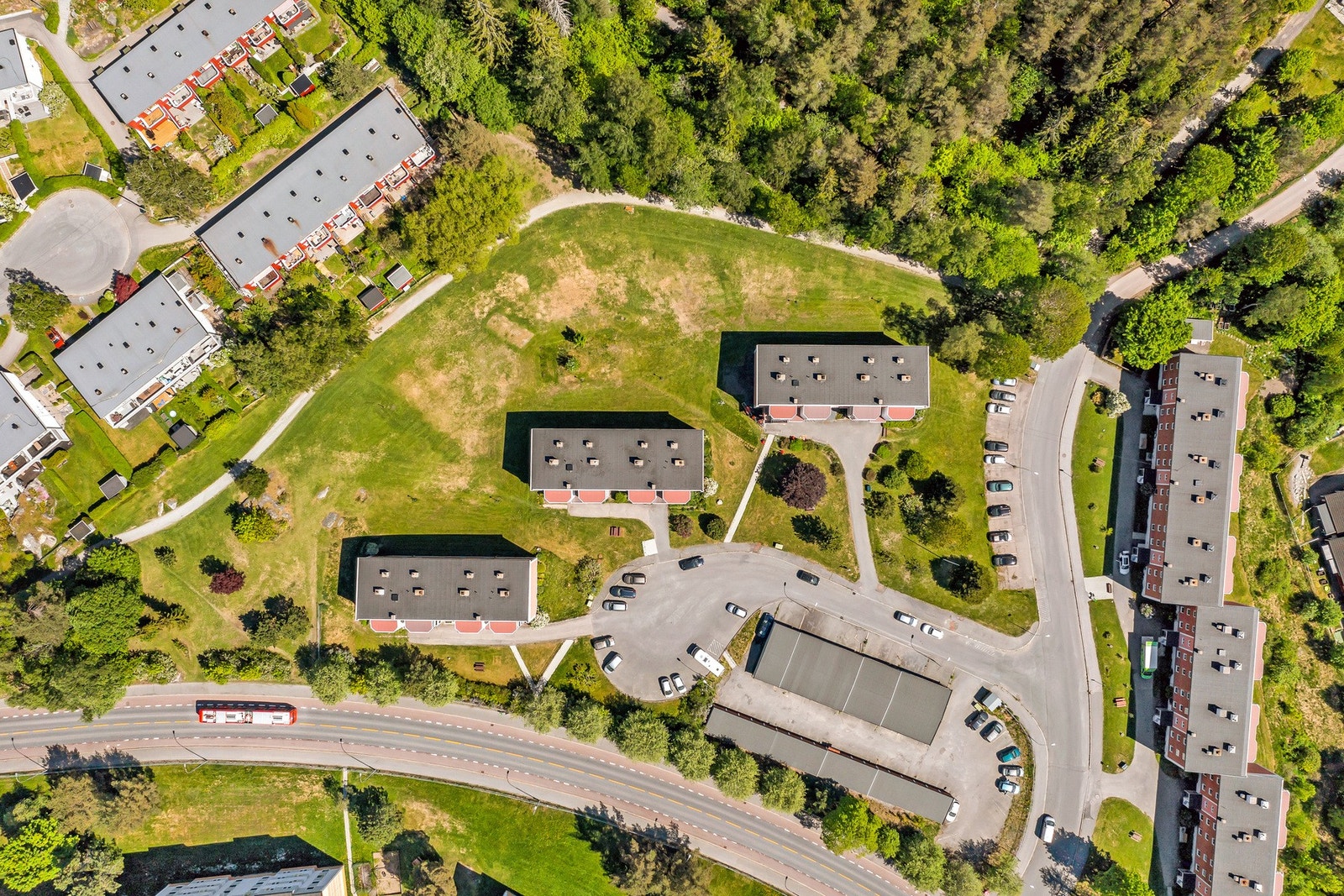 De store grøntområdene mellom byggene gir området et åpent og luftig preg, og bidrar til et trygt og barnevennlig miljø. Galleribilde