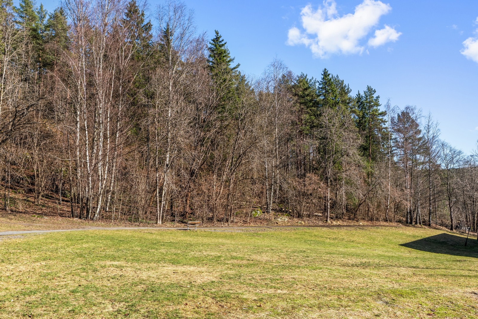 Borettslaget ligger helt opp til marka med nydelige turområder innover mot Nøklevann og Skraperudtjern, sistnevnte ca. 10 min spasertur fra leiligheten. Galleribilde