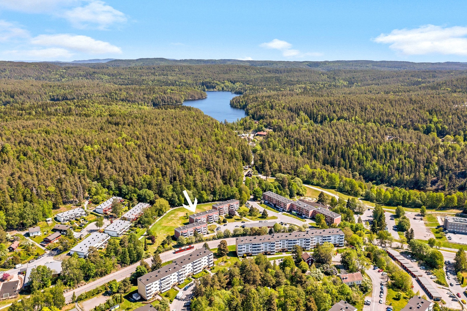Leiligheten ligger fantastisk til med Østmarka, Rustadsaga og Nøklevann som nærmeste naboer. Galleribilde