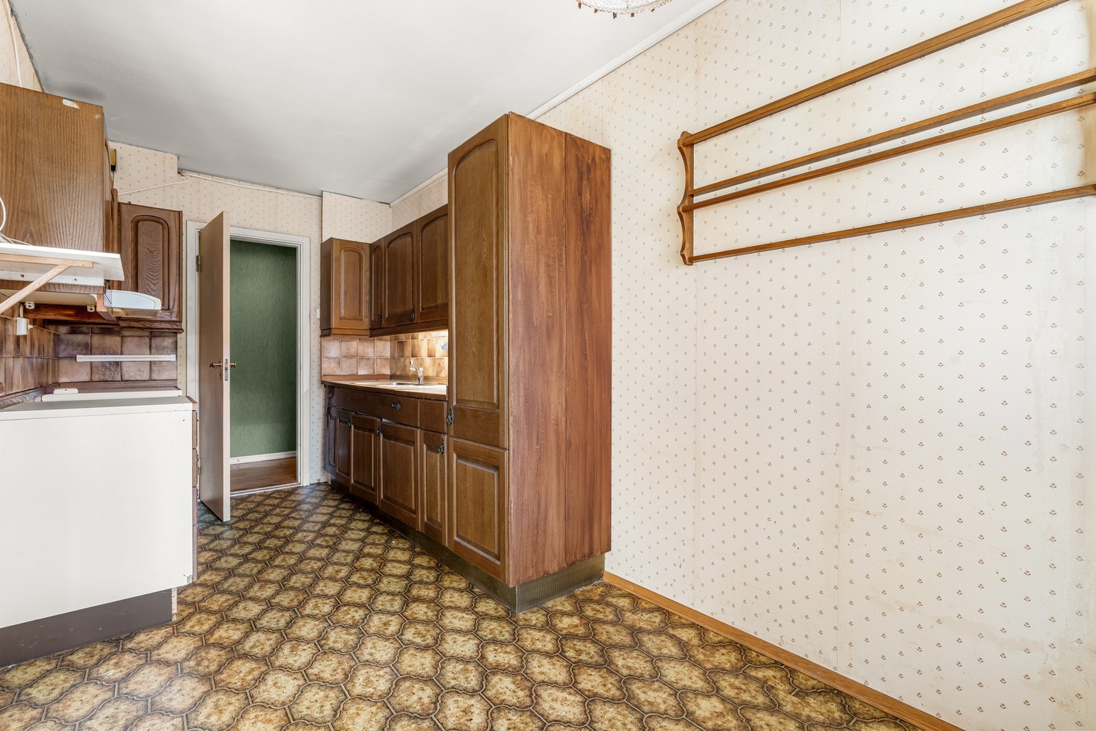 Kjøkkenet har stålvask med to kummer, ventilator på kullfilter og mulighet for tilkobling av oppvaskmaskin. Galleribilde