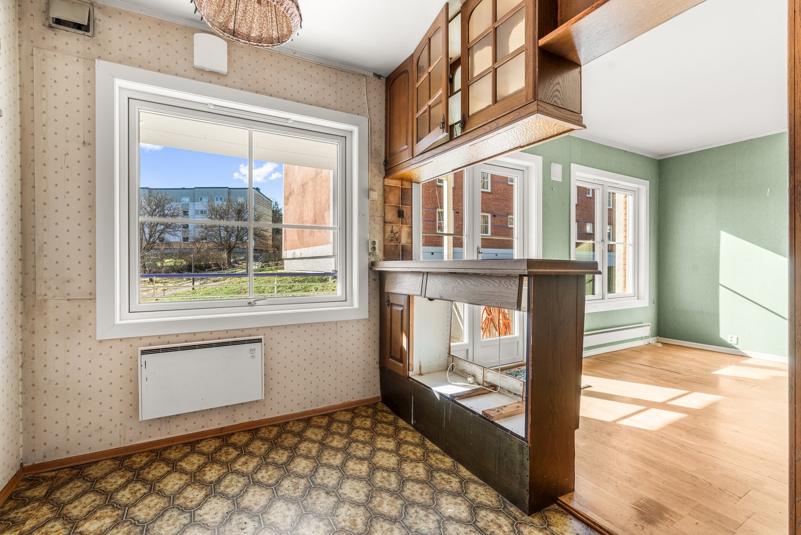 Kjøkkenet har delvis åpen løsning mot stuen, og ved kjøkkenvinduet er det god plass til å innrede med et frokostbord. Galleribilde