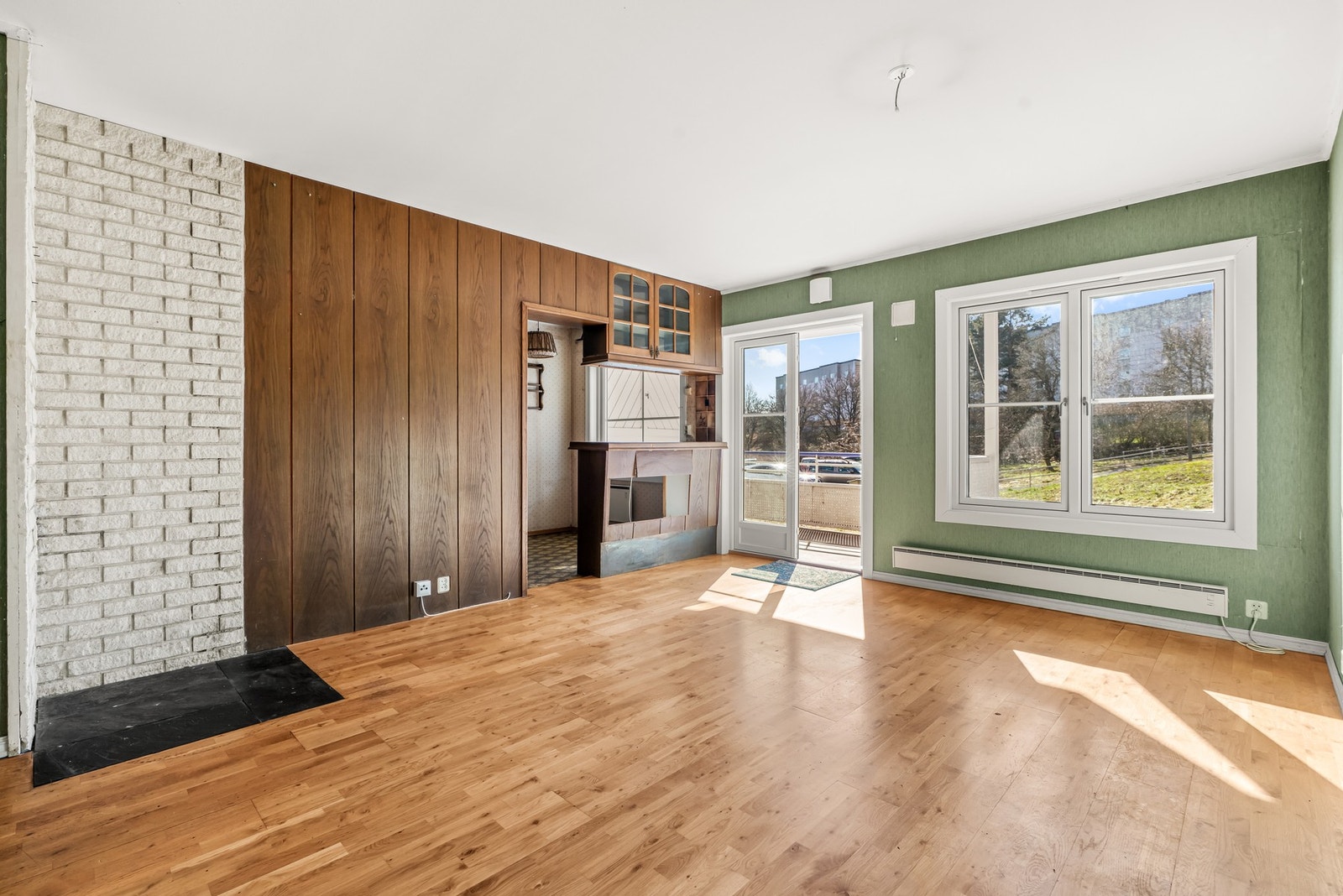 Rommet har 3-stavs parkett og er av god størrelse. Fra stuen tar vi turen videre inn på kjøkkenet. Galleribilde