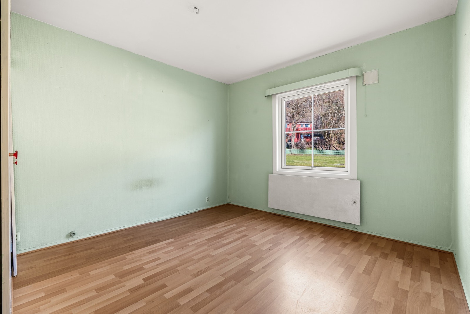 Hovedsoverommet har laminatgulv og garderobeskap. Galleribilde