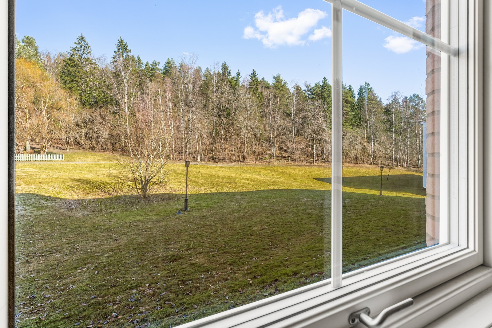 Marka rett utenfor vinduet. Galleribilde