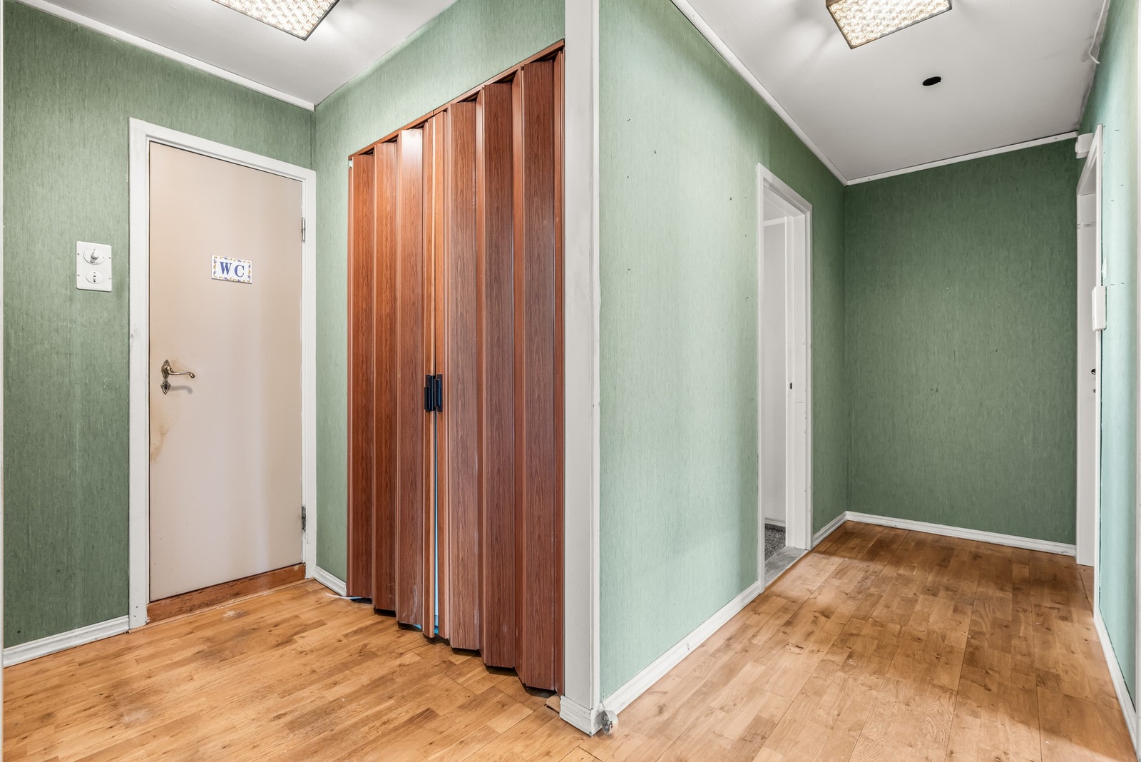 Romslig entre med 3-stavs parkett, garderobeskap og dørcalling. Galleribilde