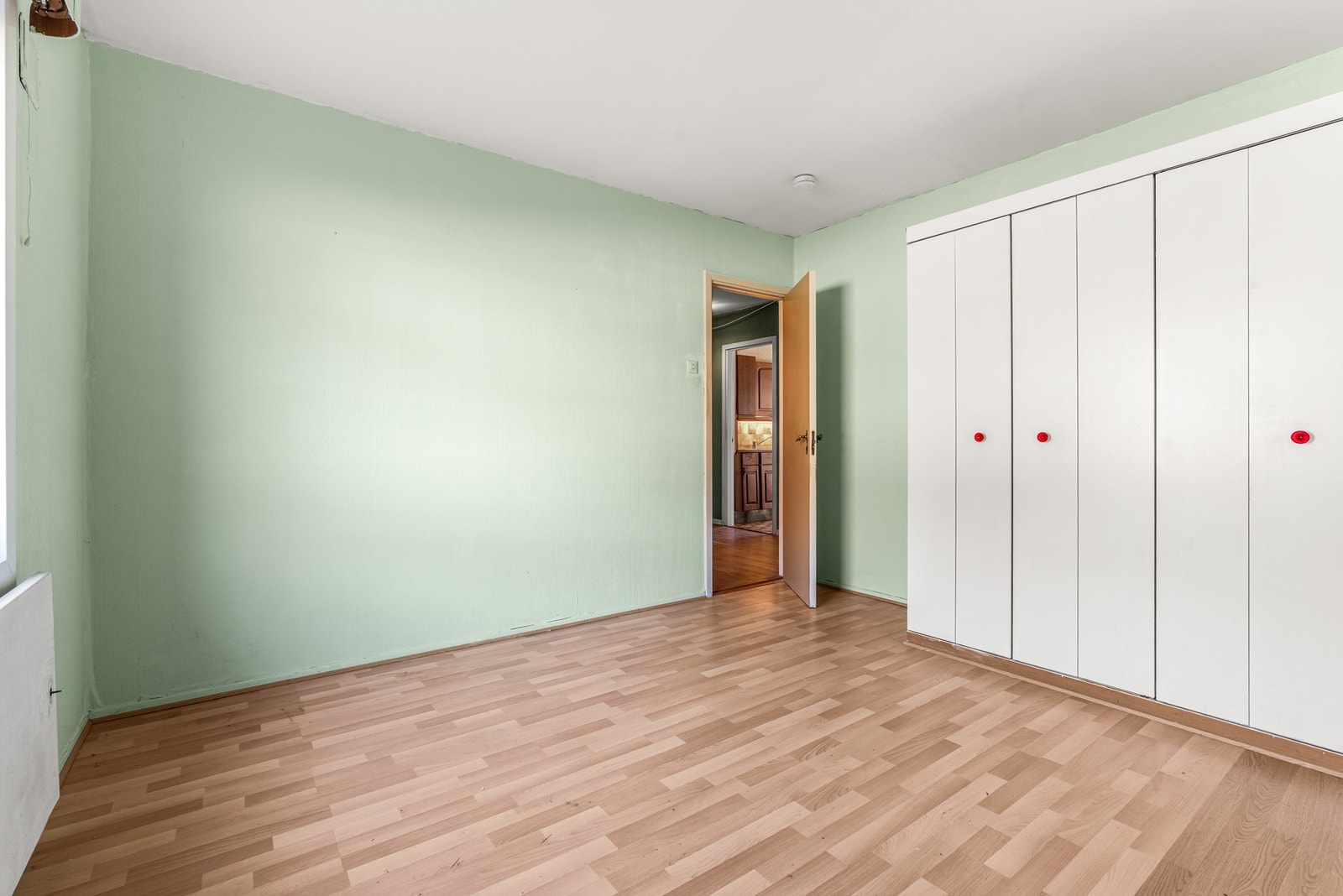 Rommet er av svært god størrelse med plass til både dobbeltseng og nattbord. Galleribilde