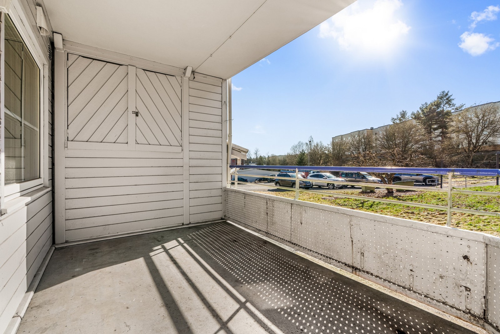 Den sydvestvendte balkongen er ca. 9 kvm, har takmontert lys og dobbel stikkontakt på ytterveggen. Fra den ene siden er det adkomst til en utebod. Galleribilde