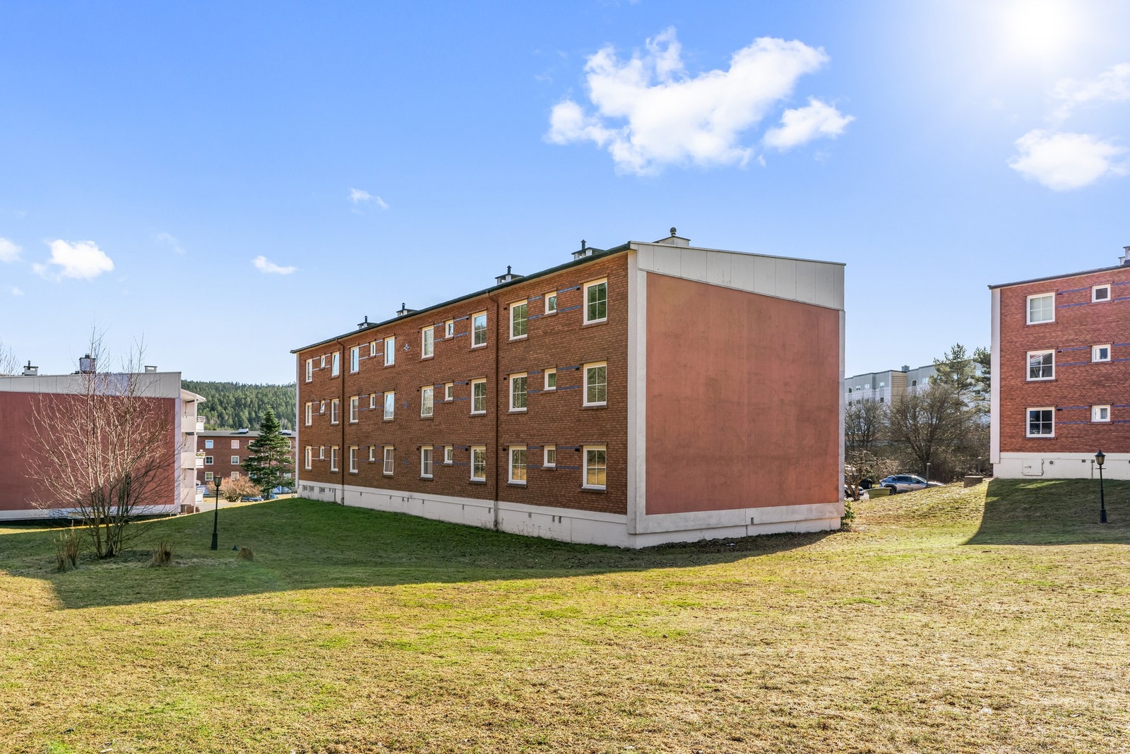 Borettslagets tomt er pent opparbeidet med gode plenarealer, lekeplass, trær, beplatning og internveier. Galleribilde