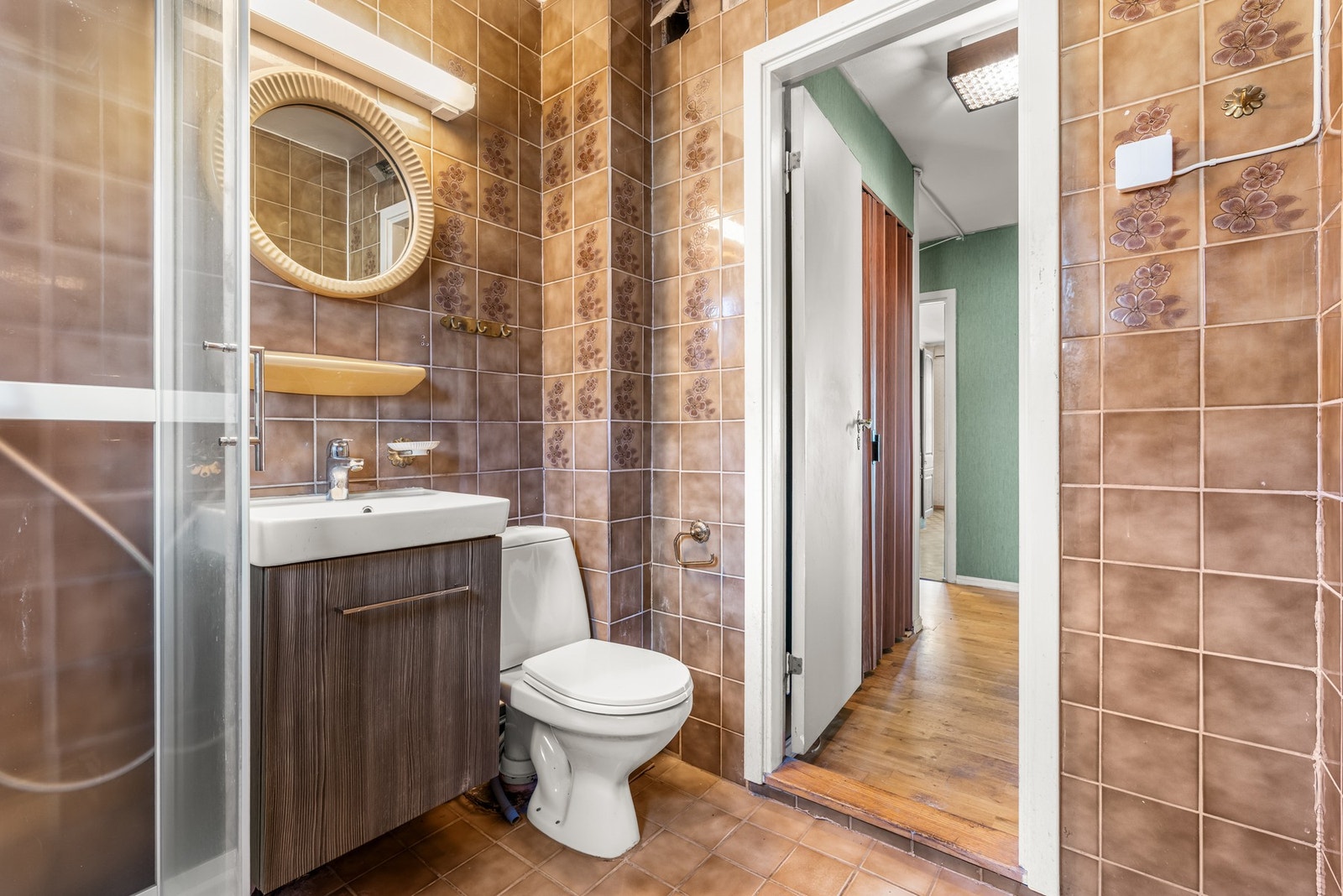 Innredningen består av fritthengt servant med 1 - greps blandebatteri og underliggende innredning med en skapdør. Galleribilde