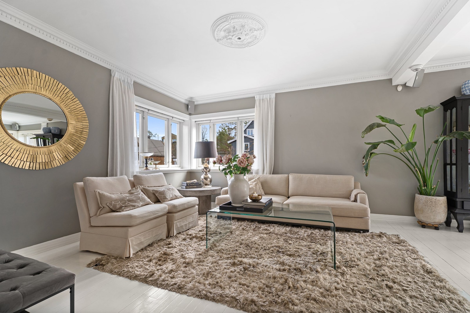 Romslig stue med tidløs fargevalg Galleribilde