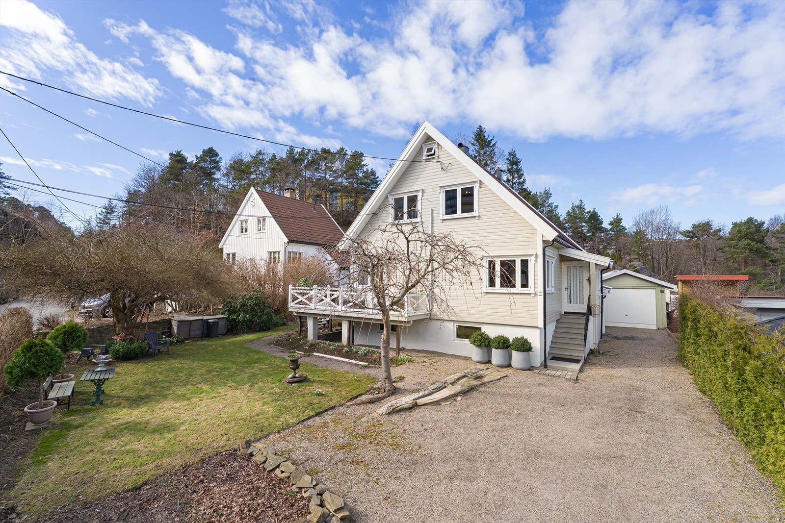 Innkjørsel med garasje og god plass til parkering på tomta. Galleribilde