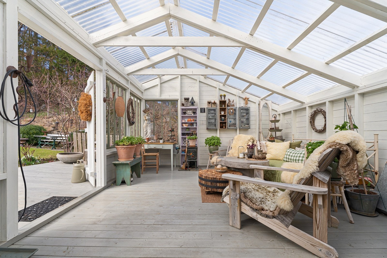 Flott hagestue med god plassering på tomta Galleribilde