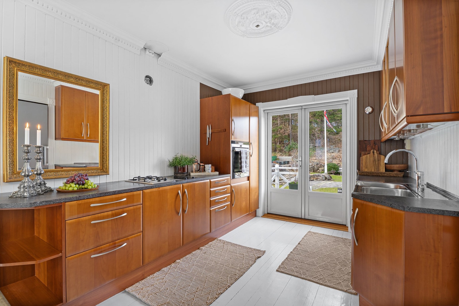 Kjøkken med utgang til usjenert terrasse og hage Galleribilde