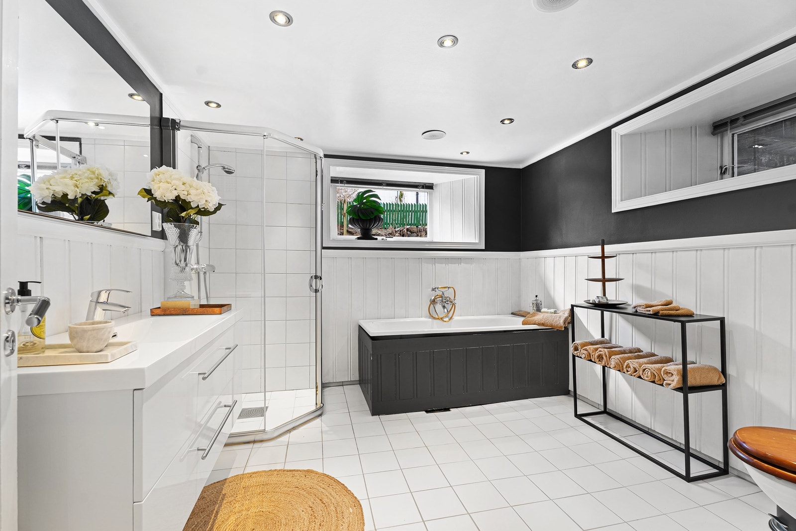 Lekker flislagt bad i underetasjen. Galleribilde