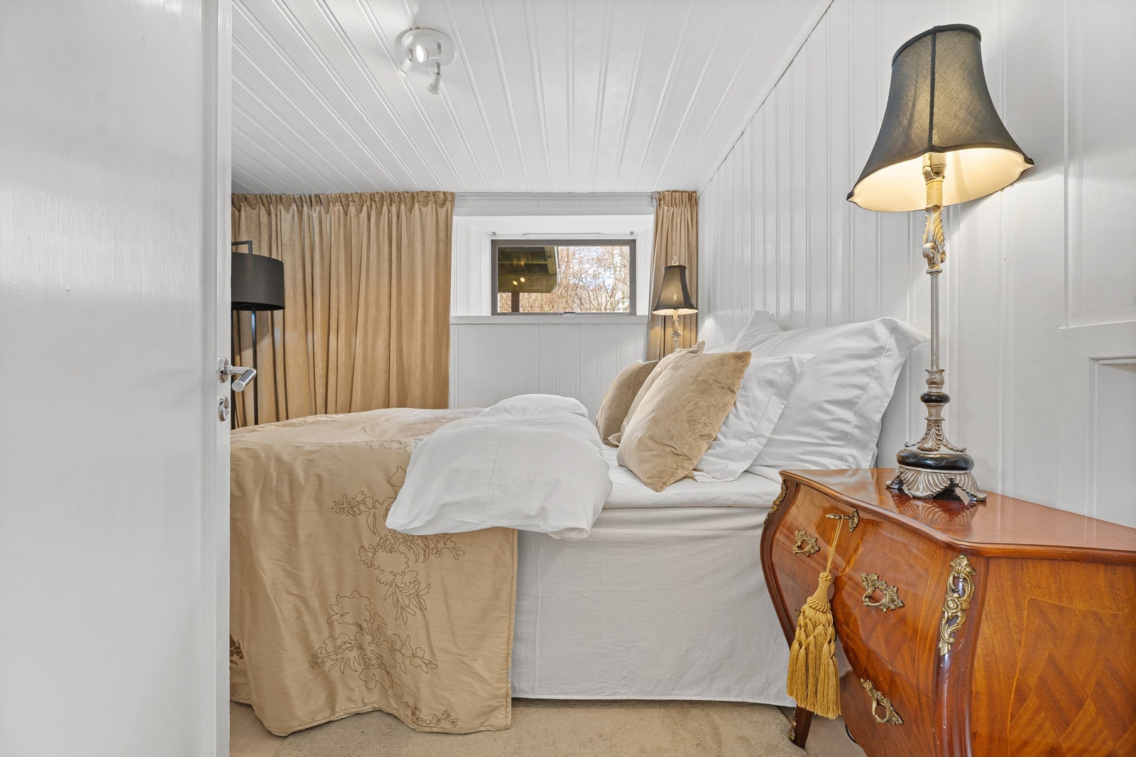 Soverom i underetasjen.
Ombygd i 2001, se punkt ferdigattest. Galleribilde