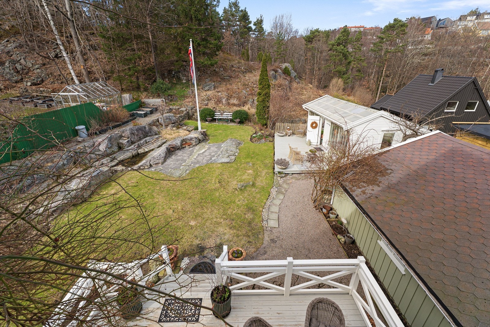 Nydelig og usjenert hage med hagestue Galleribilde